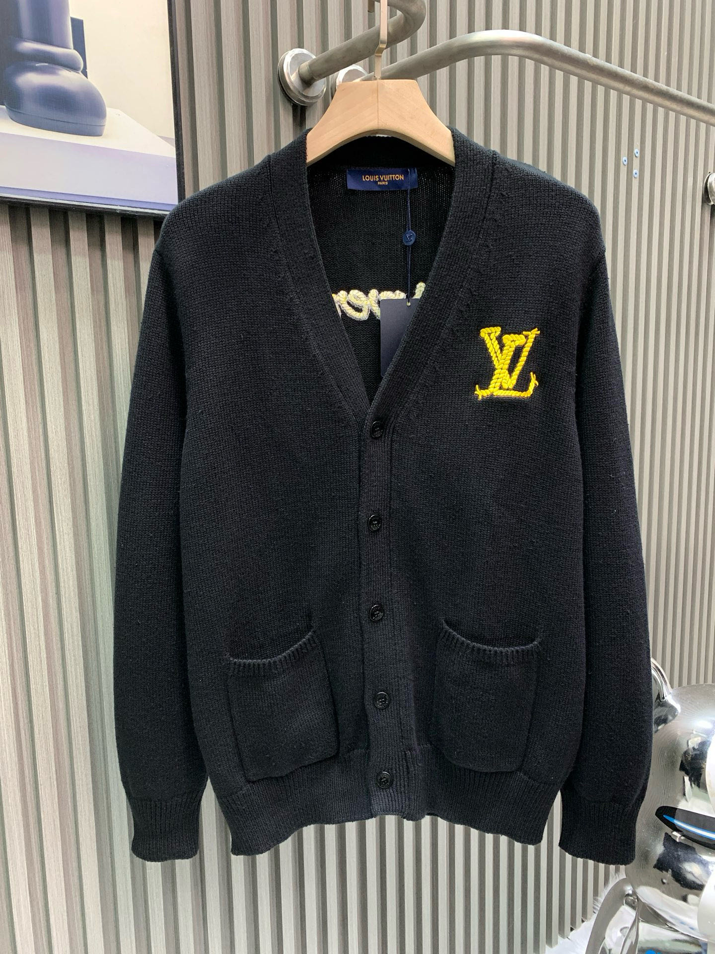 P270


🀄️   Louis Vuitton路易威登
1*v25秋冬新款胸口字母大logo针织外套
纱线为32支双股纱线  由30%羊毛与70%棉组成
既有羊毛的保暖度  又有棉的舒适度
颜色必须定染  历经五次调色为活性黑
面料为进口5针斯托尔嵌花机制作
这个还是得进口机做  效果更好
螺纹效果为2×1螺纹材质
内有加丝处理  水洗不易变形
刺绣线为定染的羊毛线  由高密田岛机刺绣
刺绣顺序是从外到内一层一层往里面绣 
大小顺序方向完全是跟zp一致
爱心反面线头全部手工打结  纽扣为真牛角扣制作
牛角纹理为天然存在  随机呈现
已多次用到我们的服饰当中  字母logo为激光雕刻 
也是测试多次之后与zp一致
纽扣为手工缝订  方向相同