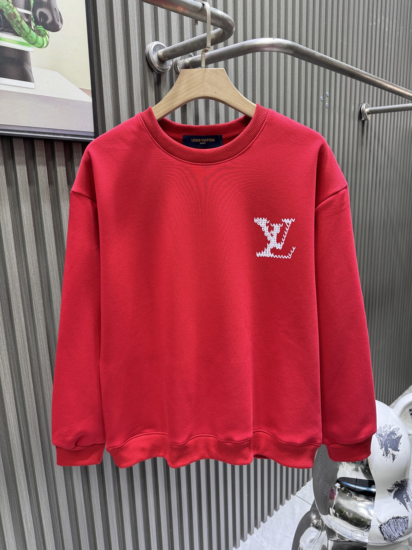 P185


🀄️   Louis Vuitton路易威登
2025秋冬🆕Vu*tt*n Marque L印花识别套头卫衣
400克纯棉➕银狐绒  采用柔软棉质面料
穿着舒适又透气  正面“MARQUE L.VUITTON DEPOSEE”印花  简约大气  品牌感满满
宽松圆领设计  春秋季节单穿或叠搭都很OK
灰色百搭  配或都很时髦  属于V SS26系列
实用又有设计感  是高奢休闲穿搭必备单品
破茧而出的新概念  精简时尚
奢华品质成就高级时装地位