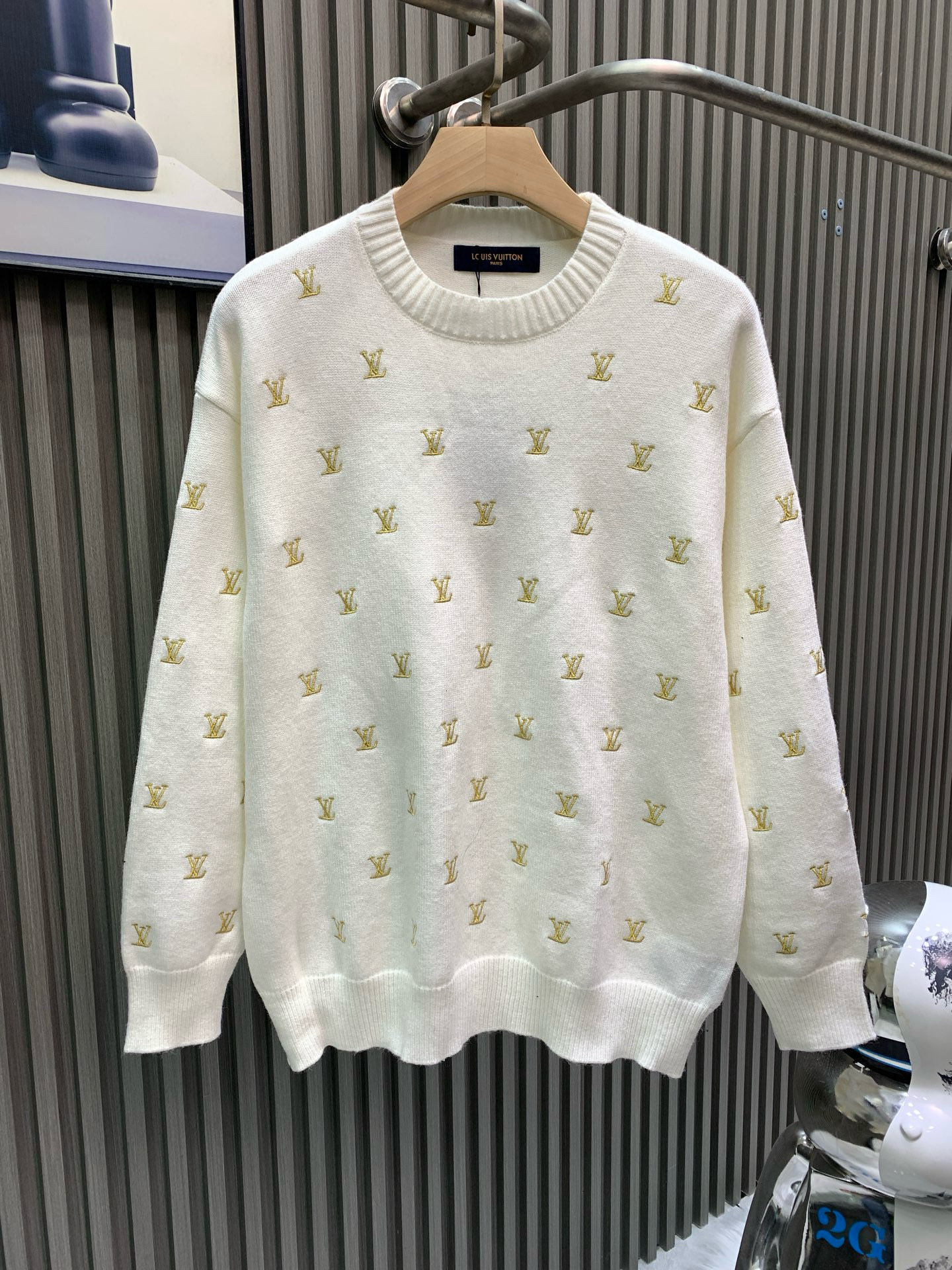 P165 Louis Vuitton路易威登 1*v满logo小刺绣圆领毛衣 原15,000后购入 菲董联名系列 固色定染绵羊毛材质毛料 7S特种定织定染纱线挂毛组织织片 采用绵羊毛材质针织片 面料的肌理纹路清晰且丰富 全副满绣工艺定位制…