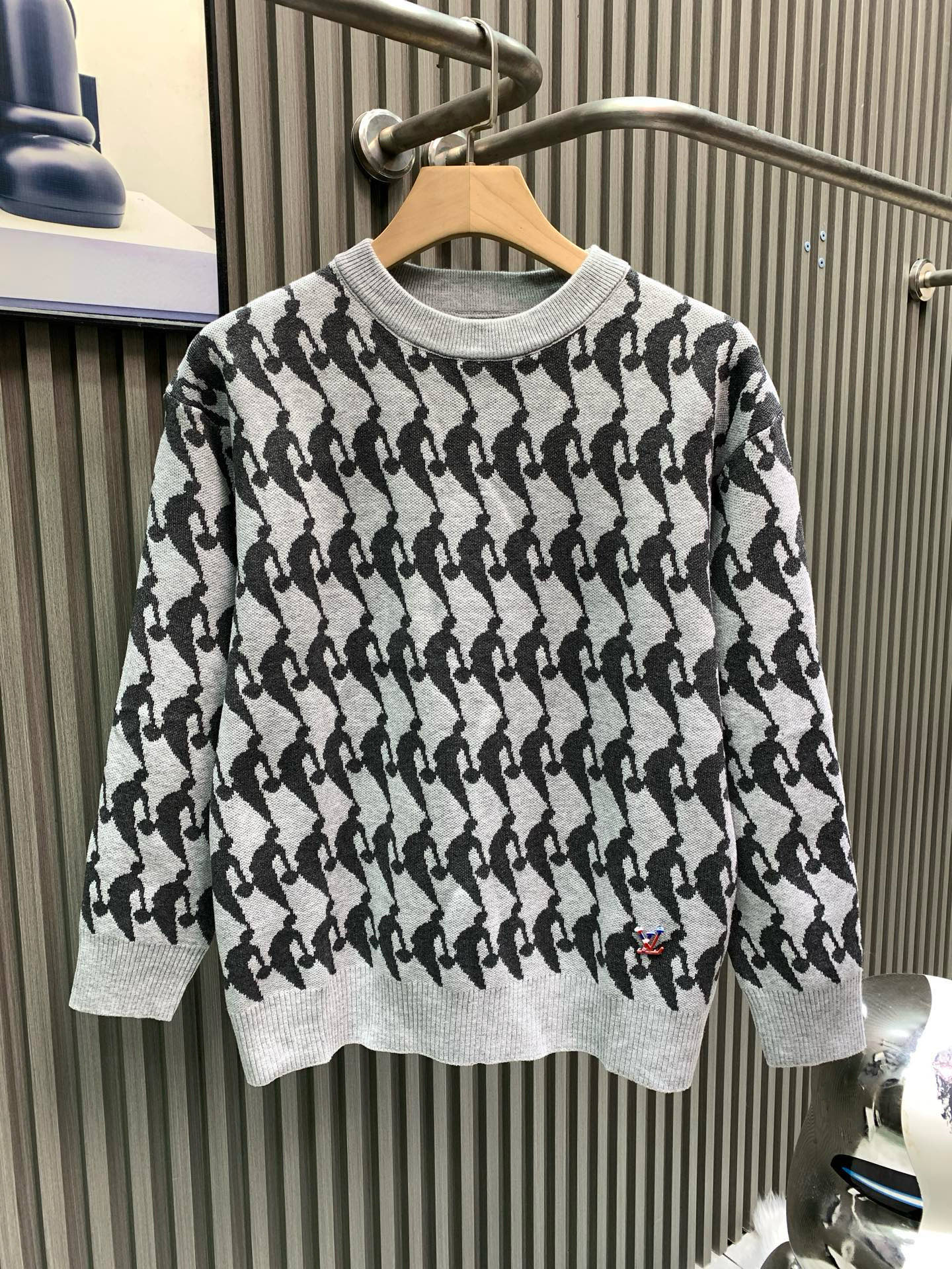 🀄️ Louis Vuitton路易威登 秋冬新品针织衫套头 灰色NBA联名款喷绘图案满印logo 具有手感细腻柔软 可直接与肌肤接触 让暖心的纱线变化出细腻的质感 顶级工艺极具特色出彩 款式简约大方精美 立体剪裁的版型设计 让整款毛衣上身尽显青春活力和朝气 推荐款秋冬季穿搭必备