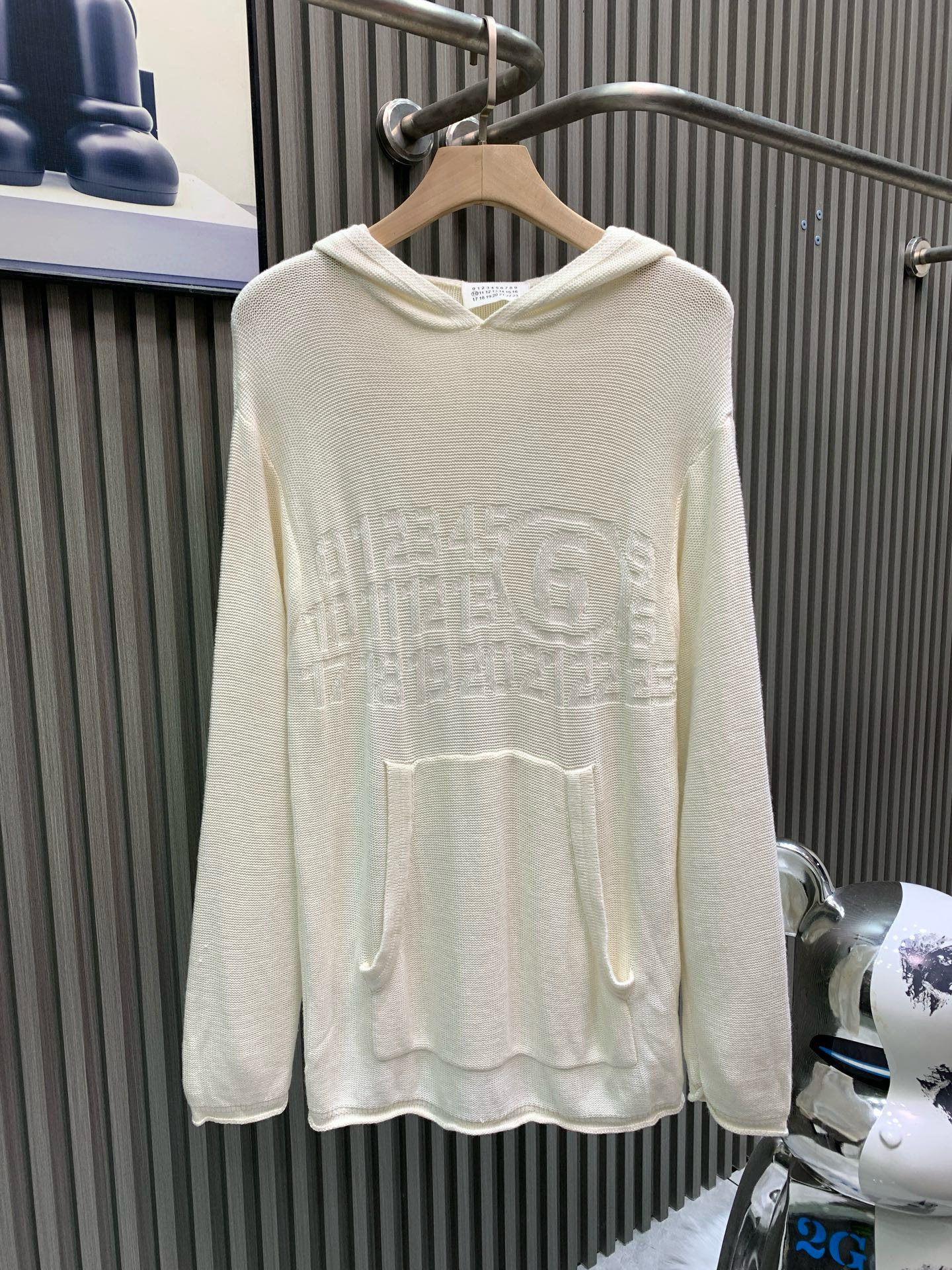 NO:684661,Margiela Margiela Margiela MM6 is a milky hooded sweater that cannot be missed. It is a new streetwear style sweater in early autumn. The overall dress is very thin. It is MMG the label intarsia. It is unisex and can be worn by both men and women. It is very suitable for early autumn. You can do it in one piece. When the weather is cold, you can also add a jacket. You will not be afraid of cumbersome cuffs. The rolled hem design makes the overall look more casual. The material contains 70% wool, masion margiela,masion margiela,jackets & coats,hats,19860909Margiela 马吉拉 马吉拉MM6不能错过的奶乎乎连帽针织衫 早秋新款街衣模式的针织衫 衣服整体很薄 是MMG the label 嵌花 中性款 男女都可穿 很适合早秋时期穿 一件就能搞定 天冷了再加上 外套也可以 不会怕累赘袖口衣襬做的捲邊設計 整體顯得更加隨性 材質含70綿毛,,masion margiela,masion margiela,jackets & coats,hats,,Men's clothing