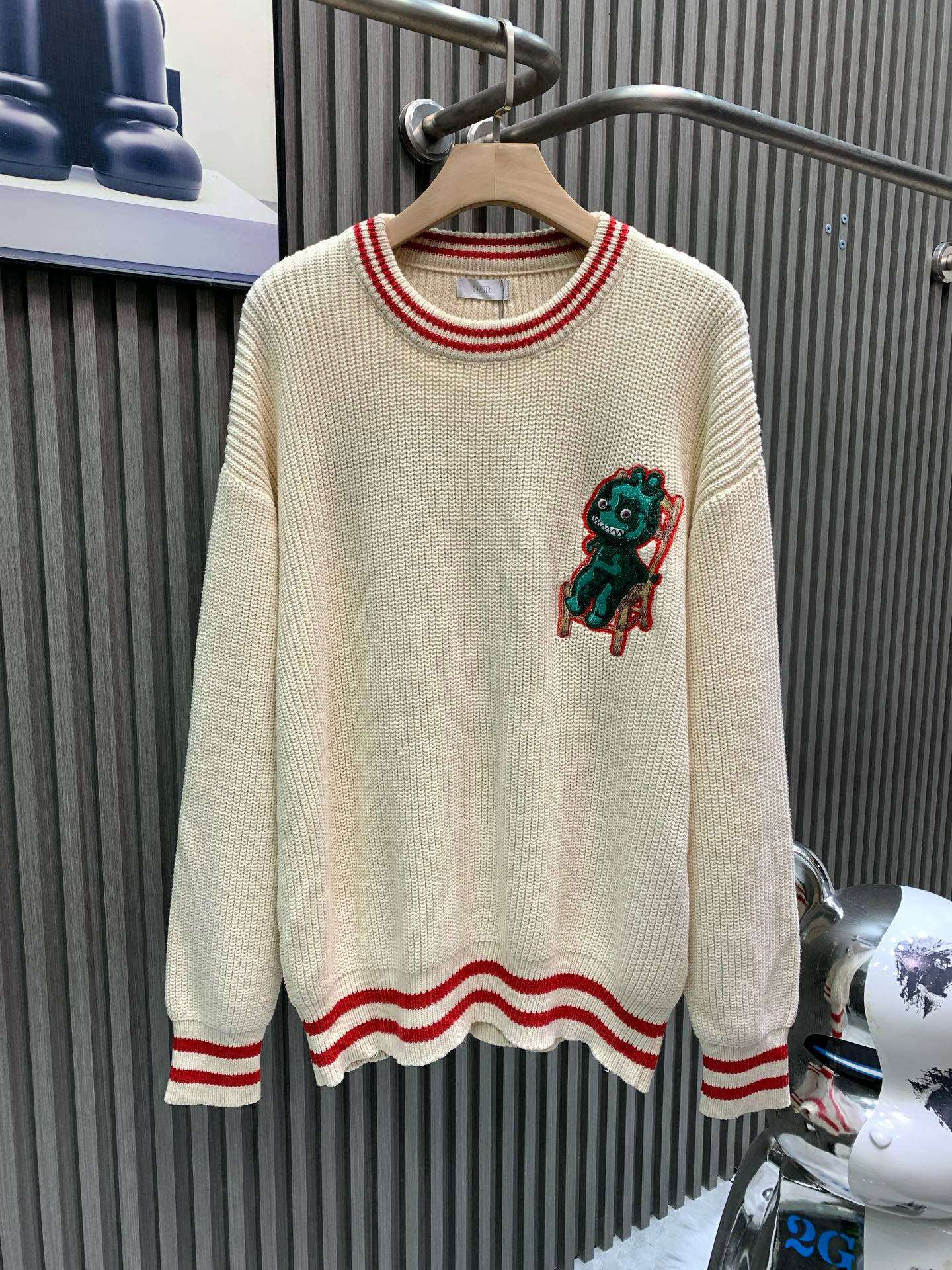 NO:684663,DIOR Dior Dior dinosaur pattern knitted round-neck beige sweater. A high-quality knitted sweater for the Chinese New Year to meet your dressing needs in different scenes. This Dior dinosaur is cute and cute when sitting on a chair. The knitted pullover with contrasting edge design makes you look younger and younger. A slim, fashionable, high-quality, skin-friendly and advanced sweater is the best choice in autumn and winter, dior, dior, sweaters,19860909DIOR迪奥 迪奥小恐龙图案针织圆领米色毛衣 过年就得来一件高品质的针织衫 满足你在不同场景的穿搭需求 这件迪奥的小恐龙坐着椅子俏皮可爱 撞色边设计的针织套头衫更显青春减龄 一件显瘦时髦 质感上乘 亲肤高级 的毛衣是在秋冬天的不二选择,,dior,dior,sweaters,,Men's clothing