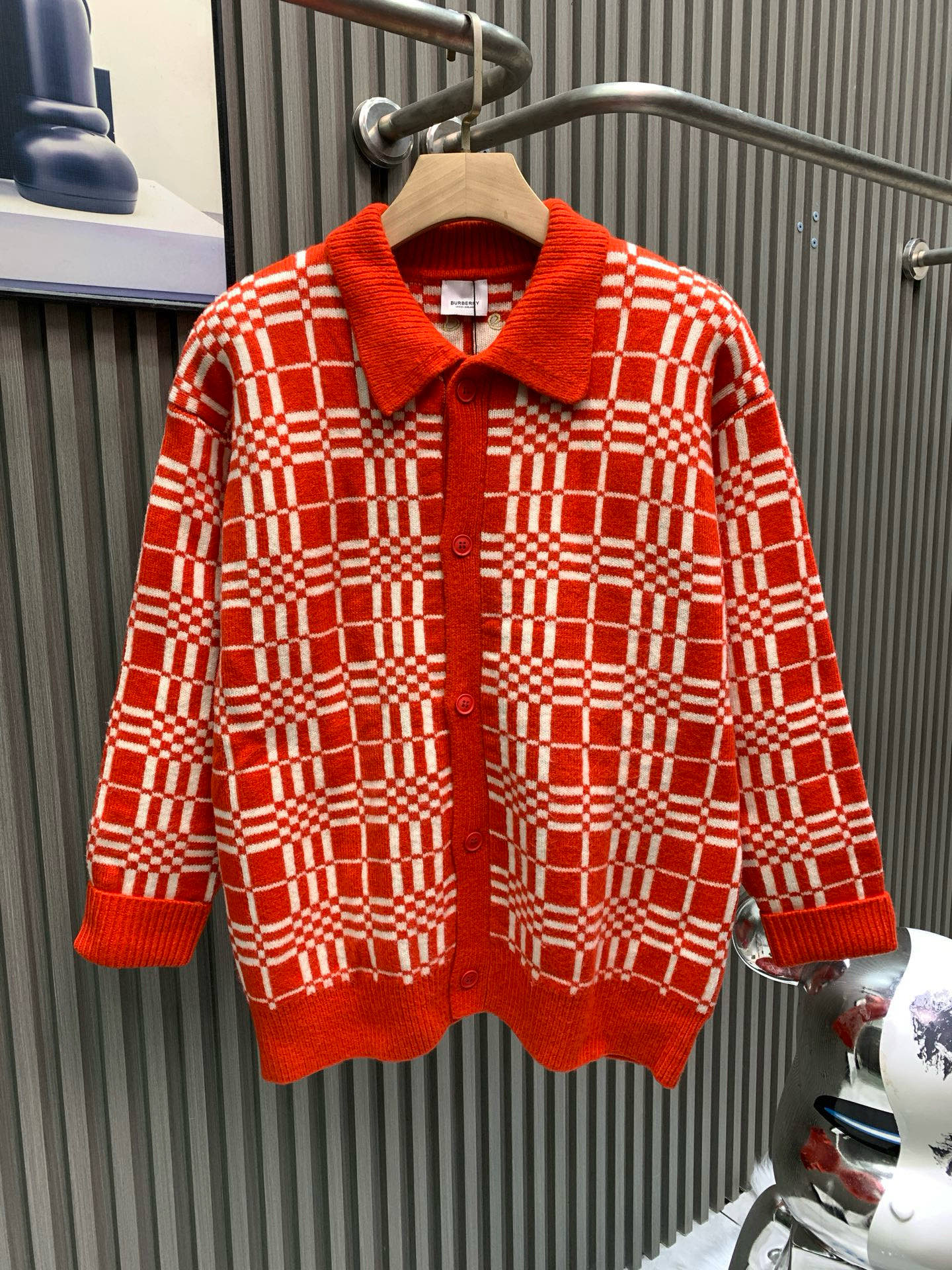 NO:684623,Burberry's 26th Horse New Year limited edition is made of selected wool and cashmere blended fabrics. It presents a jacquard worsted plaid pattern to create a sense of exquisite design. The weight factor makes the clothes very falling, and the design of the cardigan makes the upper body more lazy. It perfectly conforms to the fashion concept of bur's latest series of styles. Experience the latest bur style. It is paired with a loose-fitting design to create an upper body effect. It naturally has the beauty of simplicity and simplicity, and brings out a refined and stylish high-end atmosphere.  Both the recognition and the personality are very good. The plaid element is so popular among sweaters and knitwear this year. It would be a pity to miss it!  !  !  ,,burberry,burberry,sweaters,19860909Burberry巴宝莉 26马年新年限定款精选羊毛羊绒混纺面料制成 呈现提花精纺的格纹图案 缔造精致设计感 以及重量的因素让衣服非常具有坠感 以及开衫的设计让上身更具慵懒气质 完美的符合bur最新系列风格的时尚理念 体验最新的bur风情 搭配宽松版型设计效果上身 自然而然的具备那种大方简约之美 衬托出精致有型的高档气息感 无论辨识度还是个性感都非常到位 格纹元素 今年的毛衣针织衫都太火了 错过即使遗憾！！！,,burberry,burberry,sweaters,,Men's clothing