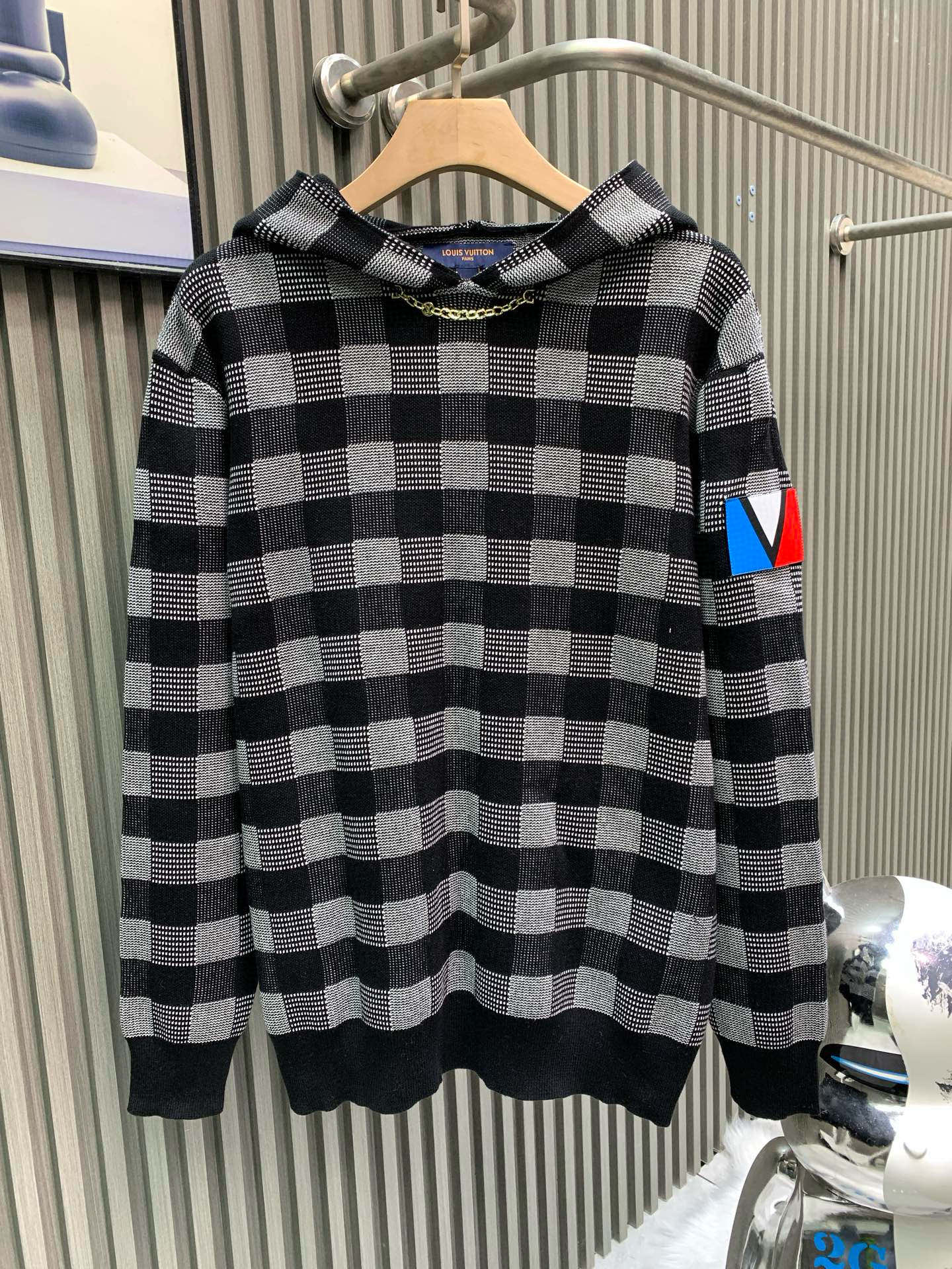 NO:684627,Louis Vuitton Louis Vuitton 25* autumn and winter hooded knitted sweatshirt. The unique black and white combination is square. The chain in front of the neck is full of prominence. A heavy high-end product. Another high-luxury platinum-level item. There is no need to question the pure appearance of the stuff from the Donkey family. Its rank and brand influence are very representative. It has its own unique style aesthetics. The details are excellent, retro and fashionable, modern and delicate stitching.  It feels soft and thick and has an excellent skin-friendly experience. Louis vuitton,louis vuitton,louis vuitton,louis vuitton,hoodie,sweatshirts,hats,19860909Louis vuitton路易威登 25*秋冬款连帽针织卫衣 独特的黑白搭配四方形 脖前的链子突出感满满 重磅高端臻品 又一枚高奢品鉴白金级单品 品相纯正驴家的东西无需质疑 其段位和品牌影响力都属于极具代表性的 有着自身独特的风格美学 细节方面非常出色 复古且时髦摩登针法细腻 手感软糯厚实亲肤体验极佳,,louis vuitton,louis vuitton,louis vuitton,louis vuitton,hoodie,sweatshirts,hats,,Men's clothing