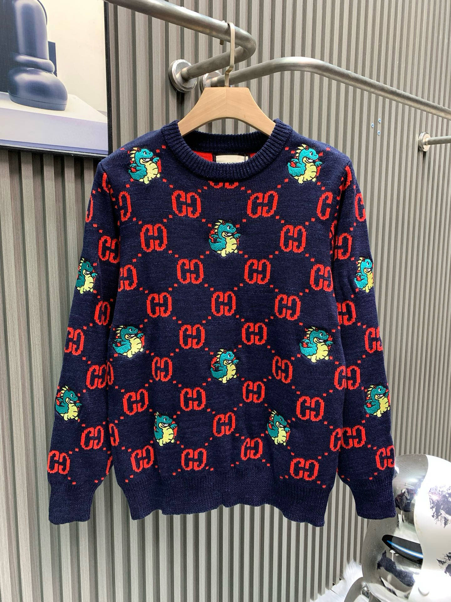 NO:684641,GUCCl Gucci 25* Year of the Snake limited edition. Selected and customized Angora fabric. With its special fabric shape, it occupies an extremely important position in the market. The full-screen dinosaur embroidery process has a complex suede feel, which is very strong and delicate. It can be worn directly against the body without any tingling. The full-flower latest brand logo design is full of texture. Simple and neat style, consistent with the practical dressing habits of men and women,, gucci, gucci,19860909GUCCl古驰 25*蛇年限定款 精选定制安哥拉面料 以其特殊的面料形态在市场上 占有极其重要的位置 满屏恐龙刺绣工艺复杂绒面感极强极细腻 可直接贴身穿着毫无刺痛感 满花最新品牌logo设计质感十足 简单利落的风格 吻合男女同款实用的穿衣习惯,,gucci,gucci,,Men's clothing