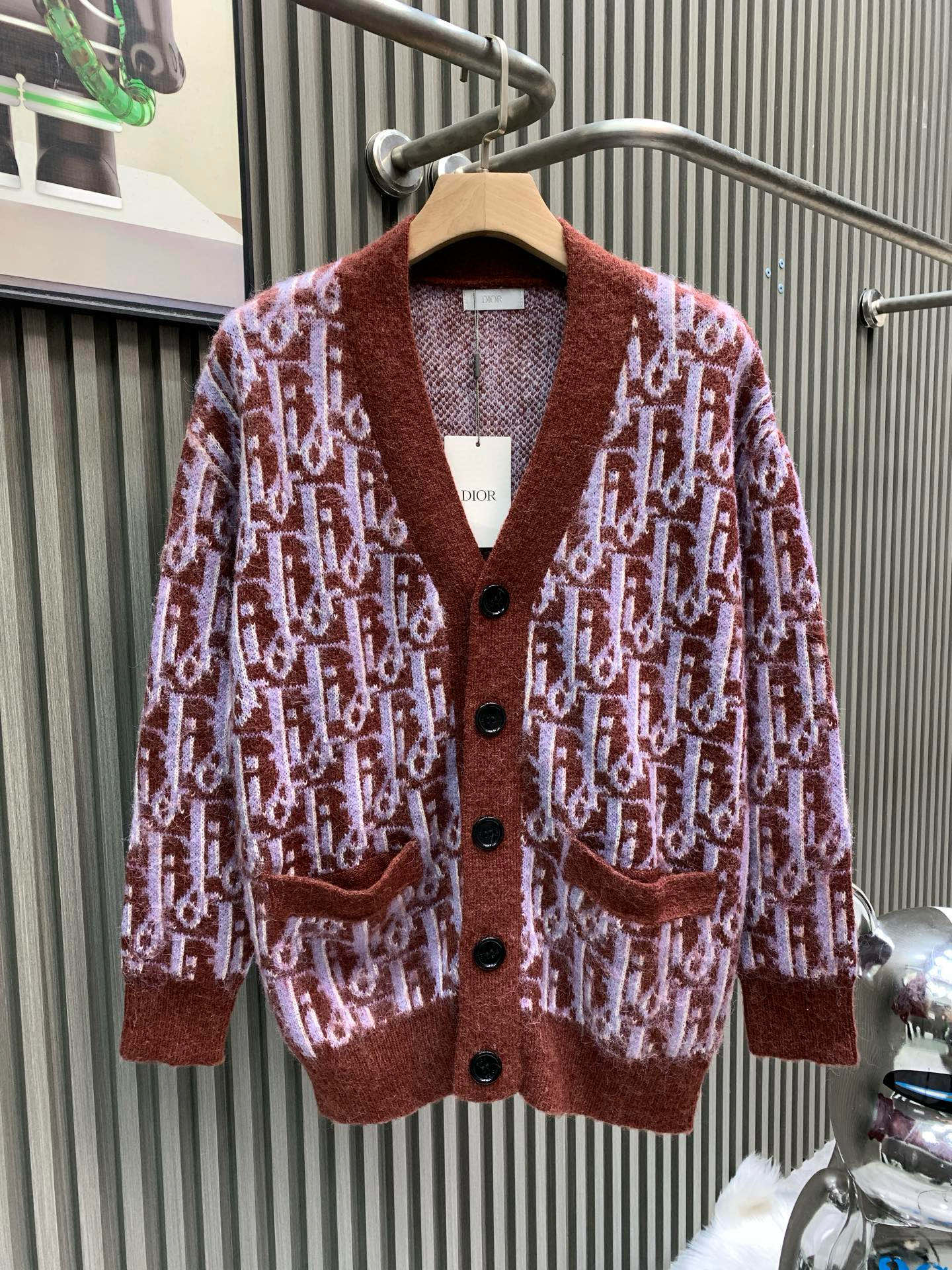 NO:684648,DIOR Dior's new 2025 new autumn and winter all-print cardigan sweater. Mohair wool blended wool. It feels solid. Adjust the pattern position and color multiple times. No color difference overall. Advanced customization. Full of urban style. Soft and delicate. Men's wardrobe is indispensable. Girls are super fairy. It embodies the sense of luxury while still being sweet and white. It can be used to match various clothes anytime and anywhere. The design is very simple to meet your daily needs., dior, dior, sweaters,19860909DIOR迪奥 2025新年款秋冬新款满印开衫毛衣 马海毛羊毛混纺毛料 手感扎实多次调整花型位置以及颜色 整体无色差 高级定制 都市风十足 柔软细腻 男人的衣柜都少不了基础 女生超级仙 体现高级感同时又不失甜美还显白随时随地都可以拿来搭配各种服饰 满足您日常生活需求设计非常的简洁,,dior,dior,sweaters,,Men's clothing