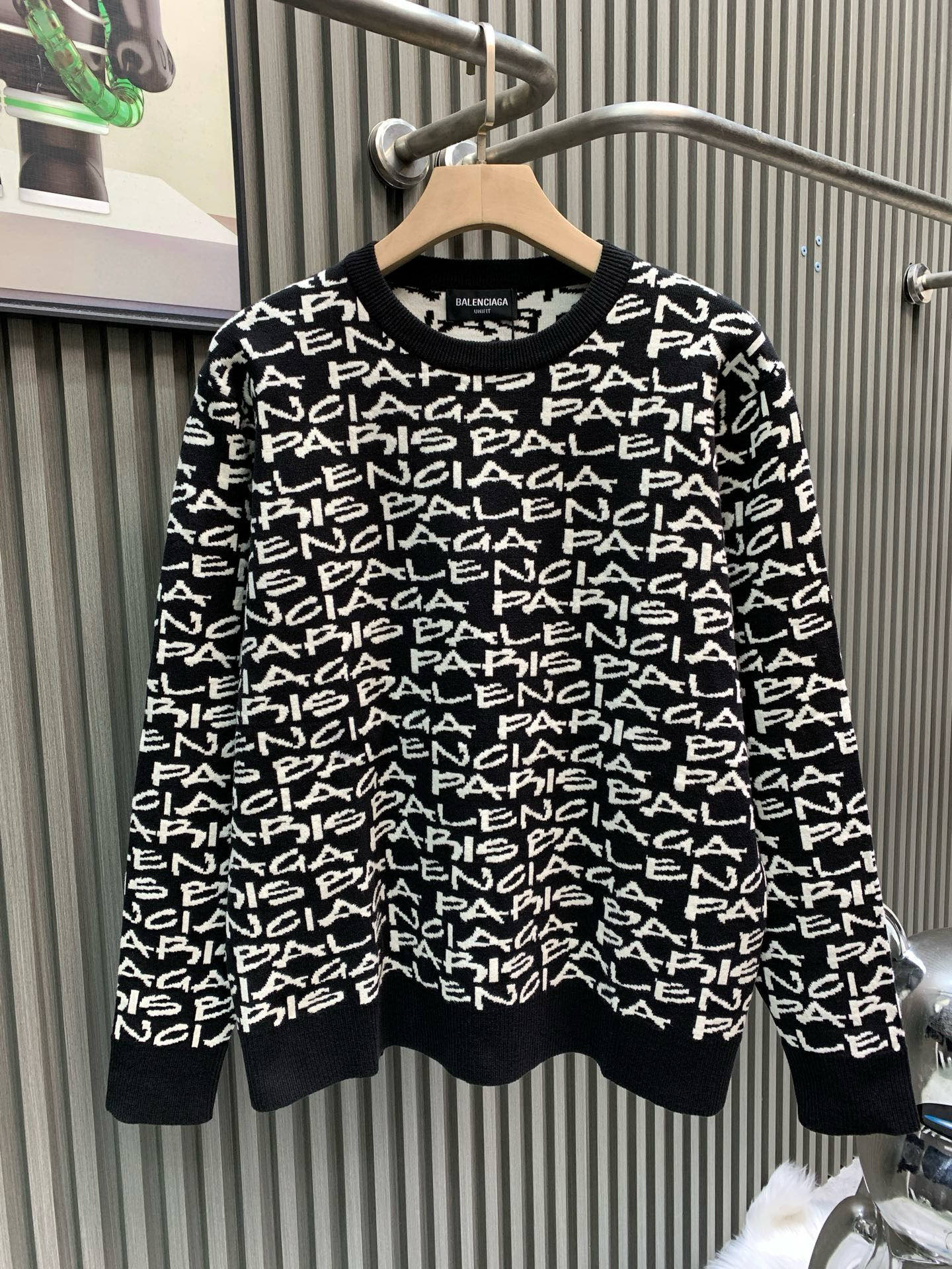 NO:684659,Balenciaga Paris all-print jacquard crew neck sweater, originally purchased for 13,500, custom-dyed yarn 80 cashmere 20 wool blended three yarns twisted into strands. The jacquard part yarn is woven in multiple colors. It is made of imported German Stoll fabrics. Imported 7-needle jacquard craft yarn is clear and textured. There is obvious wool fiber on the surface. Special hemless design. Perfect with black and gold upper body. Full-body jacquard. Every letter is counterpointed.  Differentiate between wrong versions on the market,,balenciaga,balenciaga,sweaters,19860909Balenciaga巴黎世家 巴黎满印提花圆领毛衣 原13,500购入 定染纱线80山羊绒20羊毛混纺三纱加捻成股 提花部分纱线多种颜色纺织而成 采用进口德国斯托尔织片 进口7针提花工艺纱线清晰有度有纹理 表层有明显的羊毛纤维 特殊无下摆设计 配合黑金色系上身完美 满身提花 每一个字母都是对位的 区别市面错误版本,,balenciaga,balenciaga,sweaters,,Men's clothing