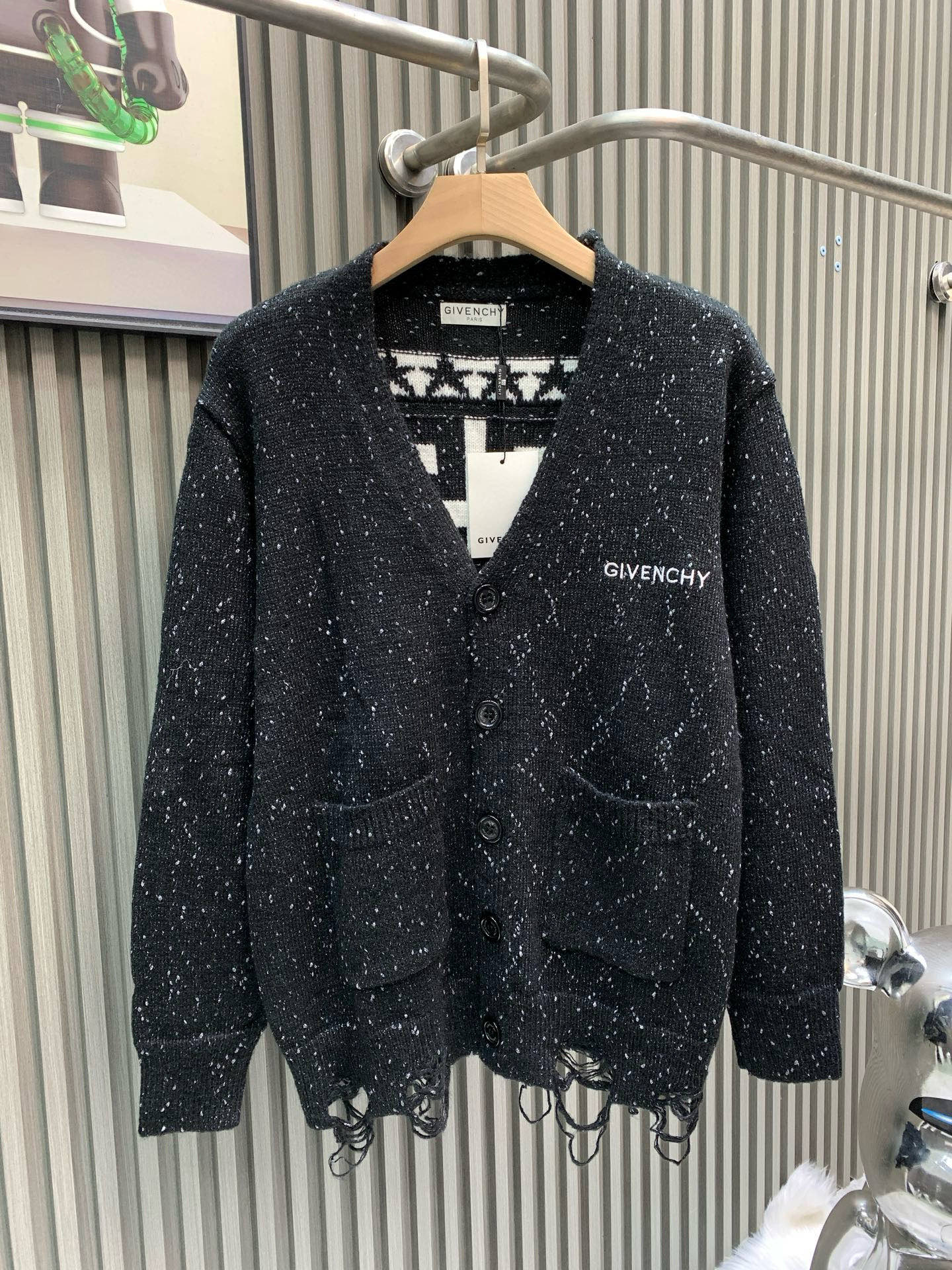 NO:684665,Givenchy top original packaging Giv*2025 early autumn latest series Handmade series sequined V-neck cardigan Full of gorgeous super heavy square embroidery on the back with four five-pointed stars Look closely at the black surface bling The bling is particularly exquisite, especially high-end and luxurious, full of fashionable sense of luxury, loose version, lazy temperament, casual and elegant, classic and not picky, super slim,,givenchy,givenchy,19860909Givenchy纪梵希 顶级原单配包装Giv*2025早秋最新系列 手工坊系列亮片V领开衫 满满的华丽超级重背部四方格刺绣带四个五角星 细看黑色表面bling bling的特别精致 特显高级华贵 时尚感高级感满分 宽松版型慵懒气质随性优雅 经典不挑人上身超显瘦,,givenchy,givenchy,,Men's clothing