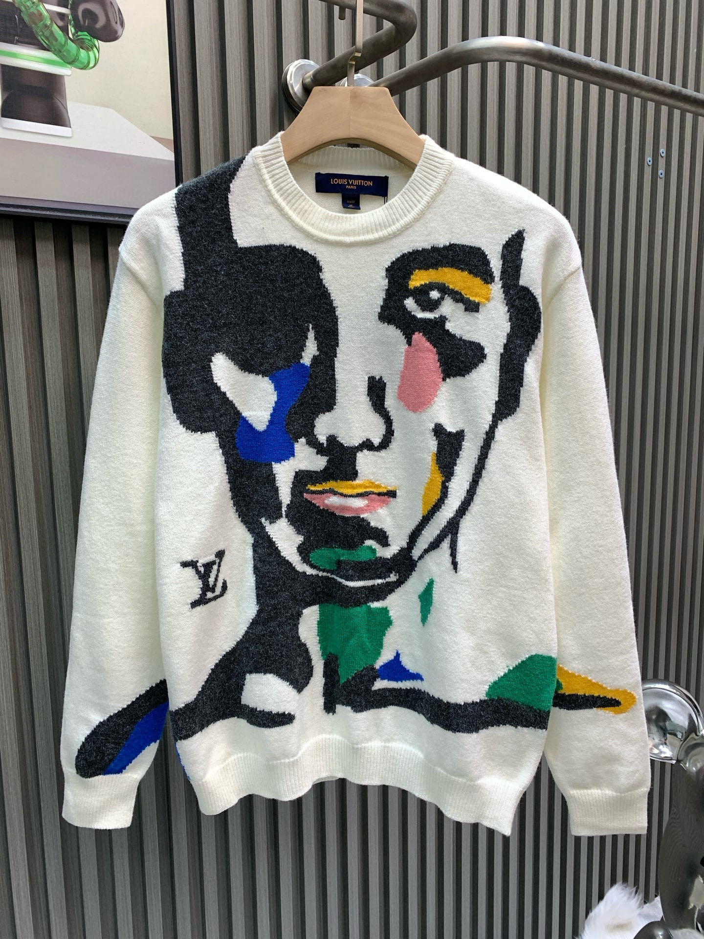 NO:735017,Louis Vuitton Louis Vuitton intarsia plush crew neck sweater is a must-have sweater with a human face that summons gods and goddesses. Both the material and design are high-end. The main body material is made of 100 cotton wool, which feels super soft and waxy. The color scheme is made of cashmere wool blend. The position of the intarsia will be more hairy. There are 6 colors in total. It is very difficult to produce this intarsia pattern with Shima Seiki fully intarsia machine imported from Japan. There are more than twenty yarn feeders and dozens of yarns to make a pattern. The loss is huge.  The technical requirements are very high. The key is that every color is made of colored yarn. The upper body is super fashionable and stylish. It is a must-have~,,louis vuitton,louis vuitton,19860909Louis Vuitton路易威登  嵌花毛绒圆领衫 召唤男神女神们必入的一款人脸毛衫 无论是材质还是设计都是高端 主身料采用100棉羊毛 手感超级软糯 配色采用羊绒羊毛混纺 嵌花的位置毛感会更加重 共6个颜色 日本进口岛精全嵌花机器制作 这个嵌花图案花型的难度很大 二十几把纱嘴机 几十根纱线做一个花型 损耗很大 工艺技术要求又高 关键每个颜色都是色纺纱 上身超级时髦又有型 必须得入哈～,,louis vuitton,louis vuitton,,Men's clothing