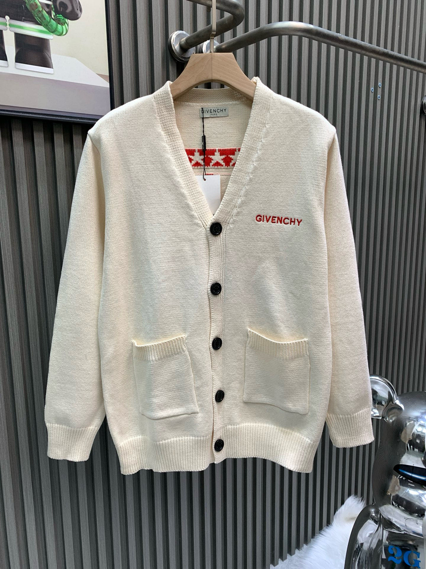 NO:735023,Givenchy top original packaging Giv*2025 early autumn latest series Handmade series sequined V-neck cardigan Full of gorgeous super heavy square embroidery on the back with four five-pointed stars Look closely at the black surface bling The bling is particularly exquisite, especially high-end and luxurious, full of fashionable sense of luxury, loose version, lazy temperament, casual and elegant, classic and not picky, super slim,,givenchy,givenchy,19860909Givenchy纪梵希 顶级原单配包装Giv*2025早秋最新系列 手工坊系列亮片V领开衫 满满的华丽超级重背部四方格刺绣带四个五角星 细看黑色表面bling bling的特别精致 特显高级华贵 时尚感高级感满分 宽松版型慵懒气质随性优雅 经典不挑人上身超显瘦,,givenchy,givenchy,,Men's clothing