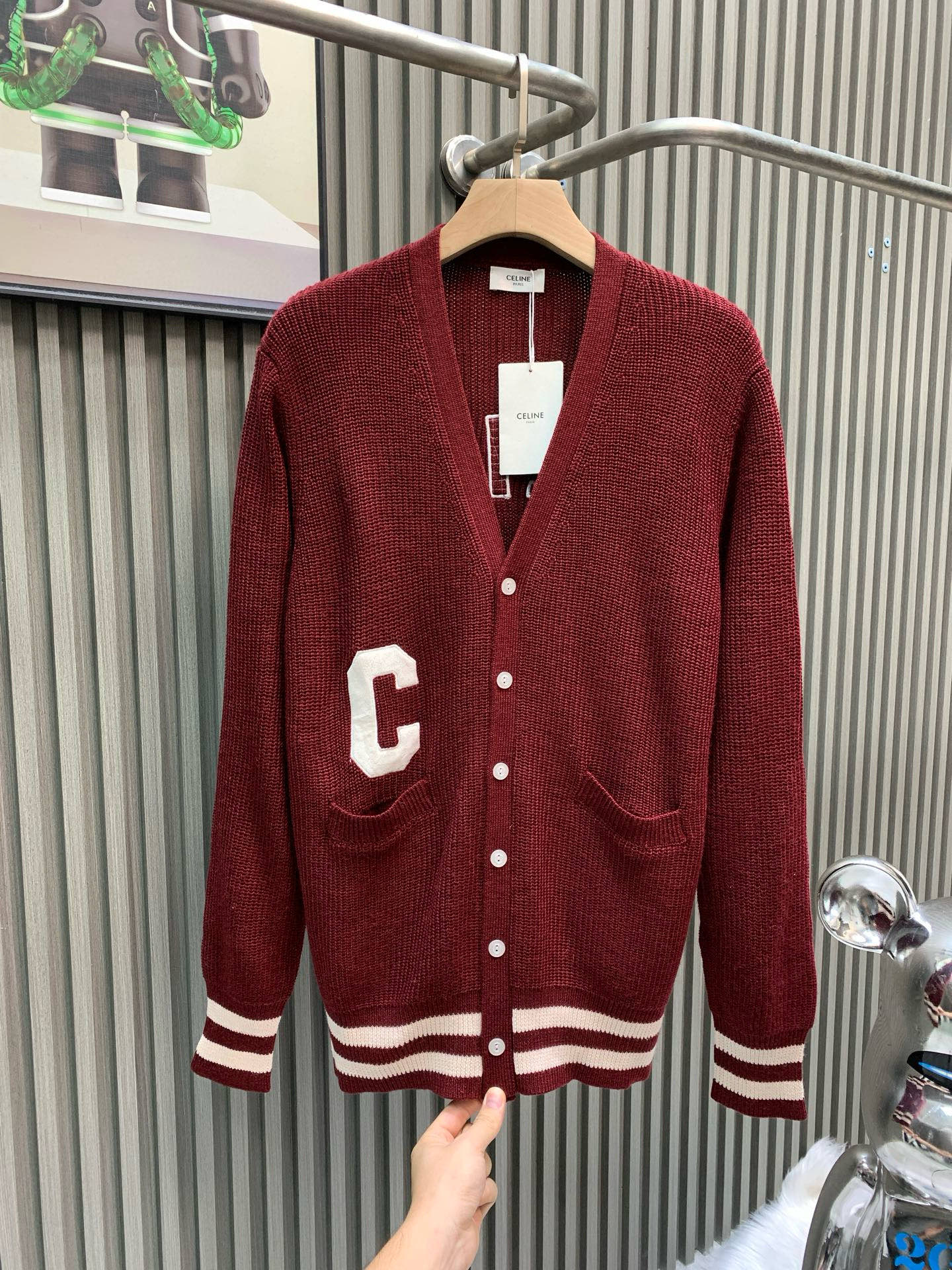 NO:733121,Celine 26* Autumn and Winter New Year Style The wool material is selected from [fully combed cotton yarn]. Refer to the original version [11. Coloring and dyeing] [Color similarity is as high as 95] From a technical point of view, combed cotton will clean up excess impurities during the production process, making the woven items look smoother and high-end. Compared with pure cotton, combed cotton is not easy to fluff and pilling. Pure cotton clothes are good, but for many people, cotton is not easy to pill.  But it is easy to shrink and deform. Compared with pure cotton fabrics, combed cotton fabrics are more comfortable and breathable. However, the texture of combed cotton fabrics is much higher than pure cotton in terms of washing resistance, deformation resistance and wear resistance. Moreover, the texture of combed cotton fabrics is more delicate than ordinary pure cotton fabrics. The yarn unit price is high and the quality is higher. The [weight, thickness, density, and similarity height 99] of the clothes are different from those beggar's editions on the market that only have cut corners.  Although the beggar's version is dozens of dollars cheaper, it cuts corners everywhere. The clothes are light and have no texture, and feel cheap. Even the stitching of the pieces is completely different from the original.,celine,celine,19860909Celine赛琳 26*秋冬新年款 毛料选用【全精梳棉纱纱线】 参照原版进行【11·打色以及定染】【颜色相似度高达95】 从工艺上来说 精梳棉在制作的过程中会清理出多余的杂质 让织出来的物品看起来比较光滑和高档 相对应纯棉来说 精梳棉不易起毛和起球 纯棉的衣服固然很好 但是有很多人棉质的虽然也不易起球 但是容易缩水和变形 精梳棉的面料相对于纯棉的面料来说 他们都具有穿着舒服 透气等效果 但精梳棉面料的质感 耐洗、耐变形和耐穿度都要比纯棉高出不少 且精梳棉面料质地比一般纯棉质地要细致 纱线单价高的同时 品质更高 衣服的【重量、厚度、密度、相似度高度99】 与市场那些只有那种偷工减料的丐版版本不同 丐版的虽然便宜几十块但处处偷工减料 衣服穿上去轻飘飘 没有质感 感觉低廉 甚至衣片的针路与原版都截然不同,,celine,celine,,Men's clothing