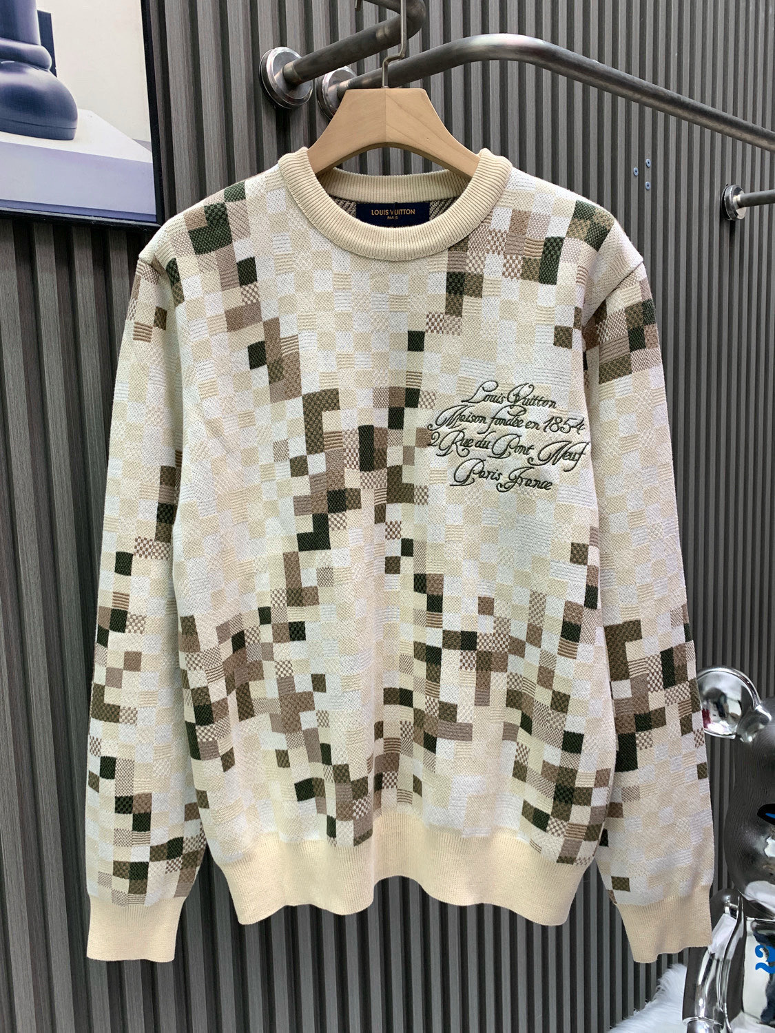 NO:733102,Louis Vuitton Louis Vuitton 26 early spring new LV Louis Vuitton camouflage checkerboard round neck pullover YB purchased the pattern. It is woven with 23-count combed cotton and 8-color yarn. The other 7 colors are custom-dyed. The weaving piece is a 16-needle STOLL imported machine. The weaving time is 370 minutes/piece. 16-needle finer yarn is woven in 8 colors at the same time. Plus a variety of tissue jacquards, it increases the difficulty of the loom. There are many holes. 22-needle stitching on the sewing plate  The embroidery requires secondary clamping. The collar, shirt legs and cuffs all need to be picked. The overall workmanship is very complicated. The embroidery is added with heat-capacitive glue and needs to be hot-glued to ensure quality. The checkerboard pattern needs to be in the right position, so the speed is slow. Each process of the whole dress is slow and time-consuming. Customized three-standard accessories are developed based on the original version. Same style for men and women. The washing method is recommended to be dry-cleaned or machine washed separately in cold water on the reverse side. Louis vuitton, louis vuitton, louis vuitton,19860909Louis Vuitton路易威登 26早春新款LV路易威登迷彩棋盘格圆领套头衫 YB购入打版 采用23支精梳棉8色纱线织造 另外7色为订染 织片为16针STOLL进口机 织片时间370分钟/件 16针较细纱线8色同时织 加上多种组织提花 增加了织机难度 爆洞多 缝盘22针缝合 绣花需要二次埋夹 领、衫脚、袖口都需要挑口 整体做工十分复杂 绣花加了热容胶 需烫胶 确保品质 棋盘格需要对位置 所以速度较慢 整件衣服的每一道工序都比较慢费时间 定制三标辅料 均对照原版开发 男女同款 洗涤方式建议干洗或反面冷水单独快速机洗,,louis vuitton,louis vuitton,louis vuitton,,Men's clothing