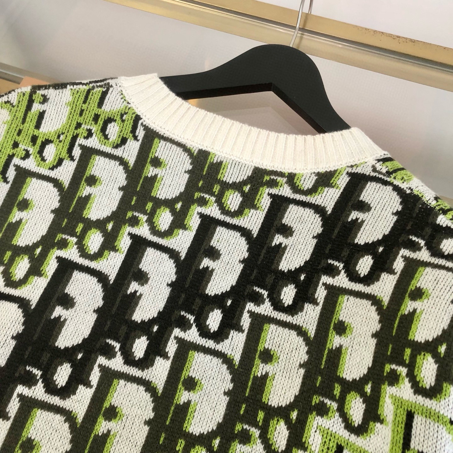 💰310🀄️   DIOR迪奥
独家得物版本  Dior老花圆领针织套头衫
这款针织衫是二零二六春季男装系列新品
突显 Dior 经典的 Oblique 印花
采用白色绵羊毛面料精心制作  通体饰以多色 Oblique 印花  醒目吸睛  搭配罗纹圆领  袖口和底边
通体图案彰显 Dior 气质
缤纷的图形风格可为各式装扮提升格调
男女同款  官网一比一可卖得物