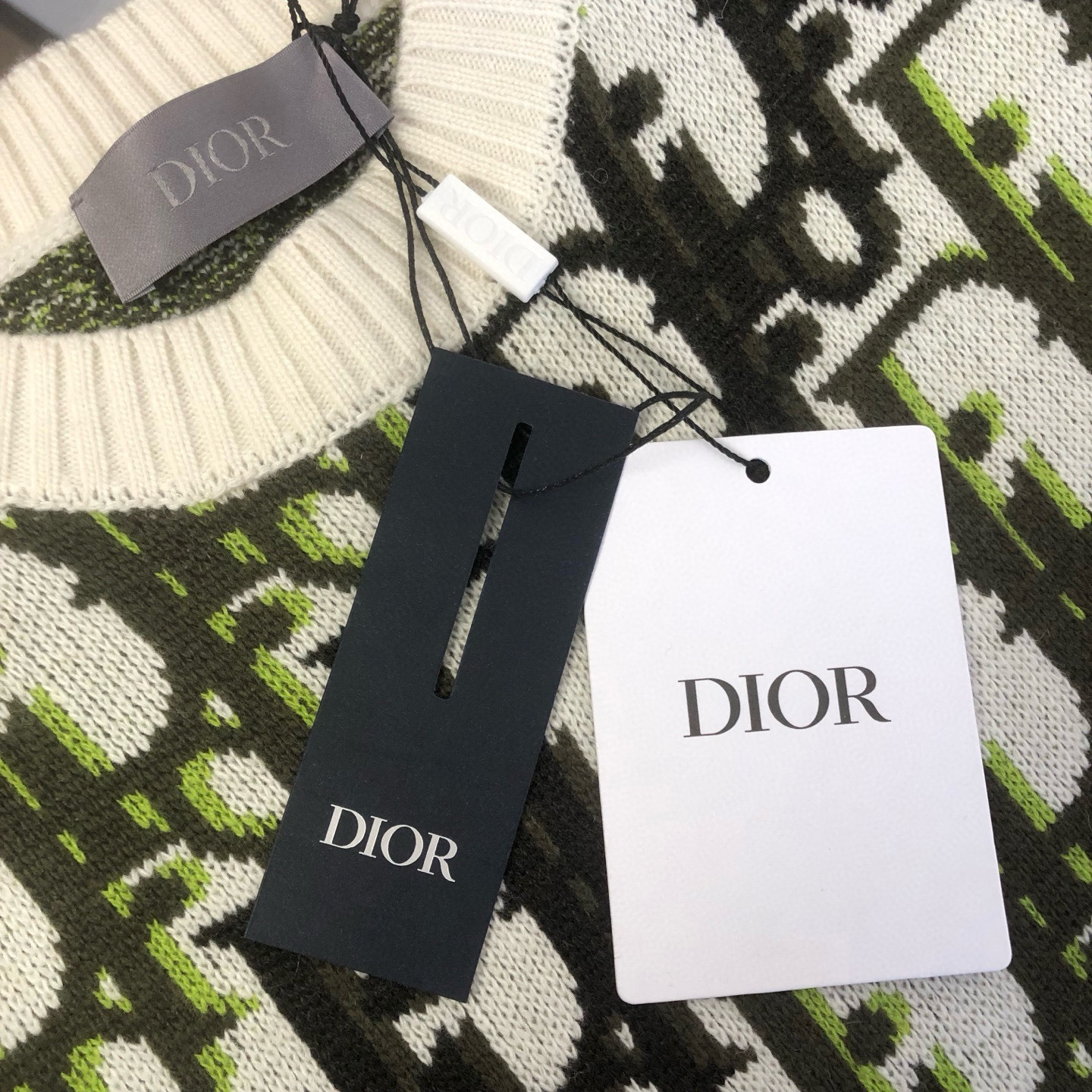 💰310🀄️   DIOR迪奥
独家得物版本  Dior老花圆领针织套头衫
这款针织衫是二零二六春季男装系列新品
突显 Dior 经典的 Oblique 印花
采用白色绵羊毛面料精心制作  通体饰以多色 Oblique 印花  醒目吸睛  搭配罗纹圆领  袖口和底边
通体图案彰显 Dior 气质
缤纷的图形风格可为各式装扮提升格调
男女同款  官网一比一可卖得物