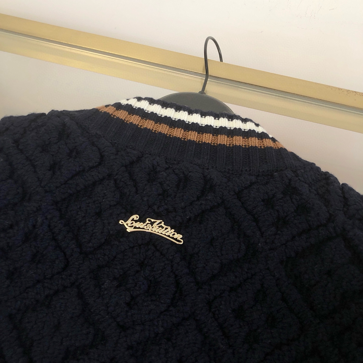 💰450🀄️   Louis Vuitton路易威登
独家得物版本  LV MONOGRAM 毛巾布棒球夹克
本款棒球夹克以丰盈毛绒混纺 Monogram 
毛巾布塑造衣身  与罗纹针织长袖构筑视觉反差
衣领与腰带处条纹焕发运动风范
耀目纽扣完善整体  舒适构型成就冬日造型佳选
男女同款  官网一比一可卖得物