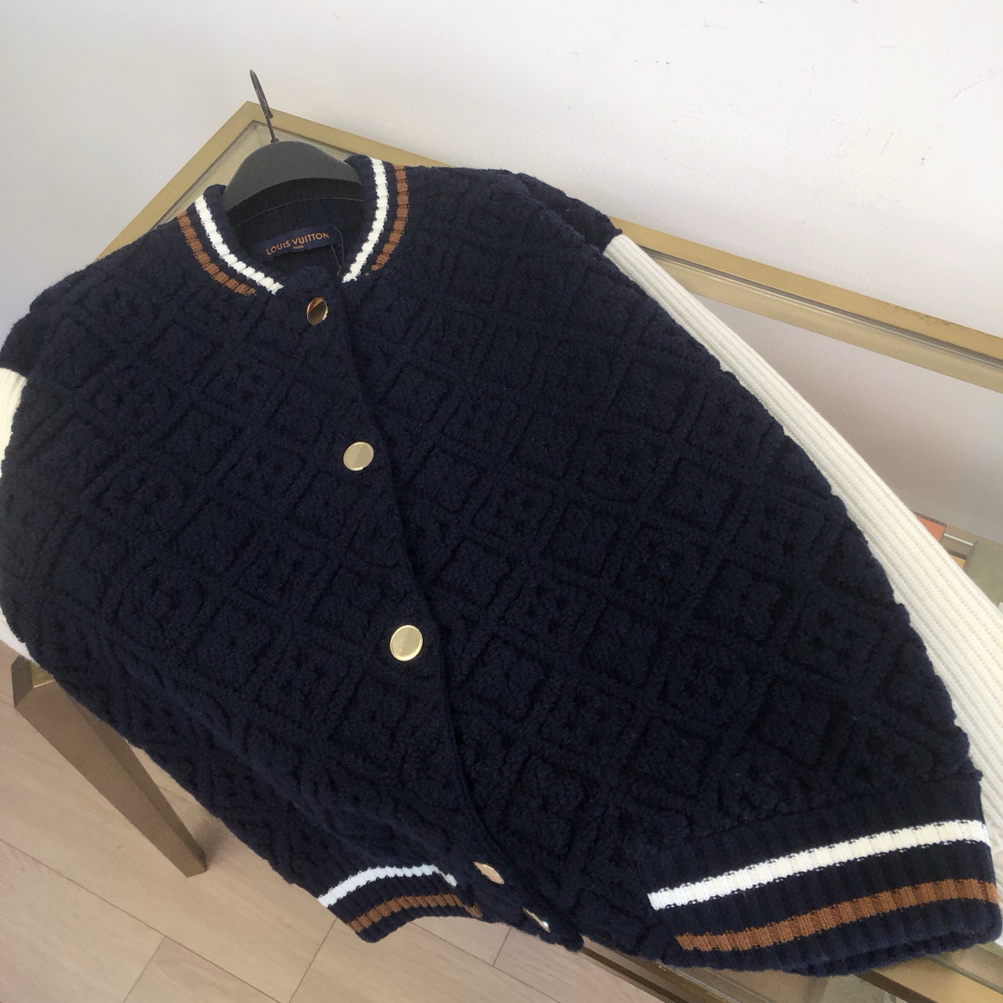 💰450🀄️   Louis Vuitton路易威登
独家得物版本  LV MONOGRAM 毛巾布棒球夹克
本款棒球夹克以丰盈毛绒混纺 Monogram 
毛巾布塑造衣身  与罗纹针织长袖构筑视觉反差
衣领与腰带处条纹焕发运动风范
耀目纽扣完善整体  舒适构型成就冬日造型佳选
男女同款  官网一比一可卖得物