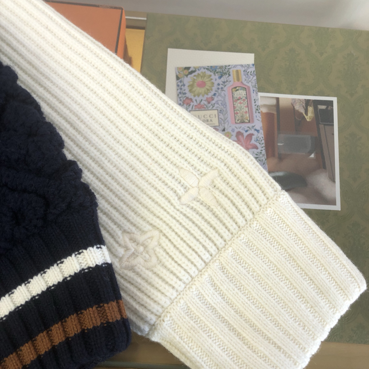 💰450🀄️   Louis Vuitton路易威登
独家得物版本  LV MONOGRAM 毛巾布棒球夹克
本款棒球夹克以丰盈毛绒混纺 Monogram 
毛巾布塑造衣身  与罗纹针织长袖构筑视觉反差
衣领与腰带处条纹焕发运动风范
耀目纽扣完善整体  舒适构型成就冬日造型佳选
男女同款  官网一比一可卖得物