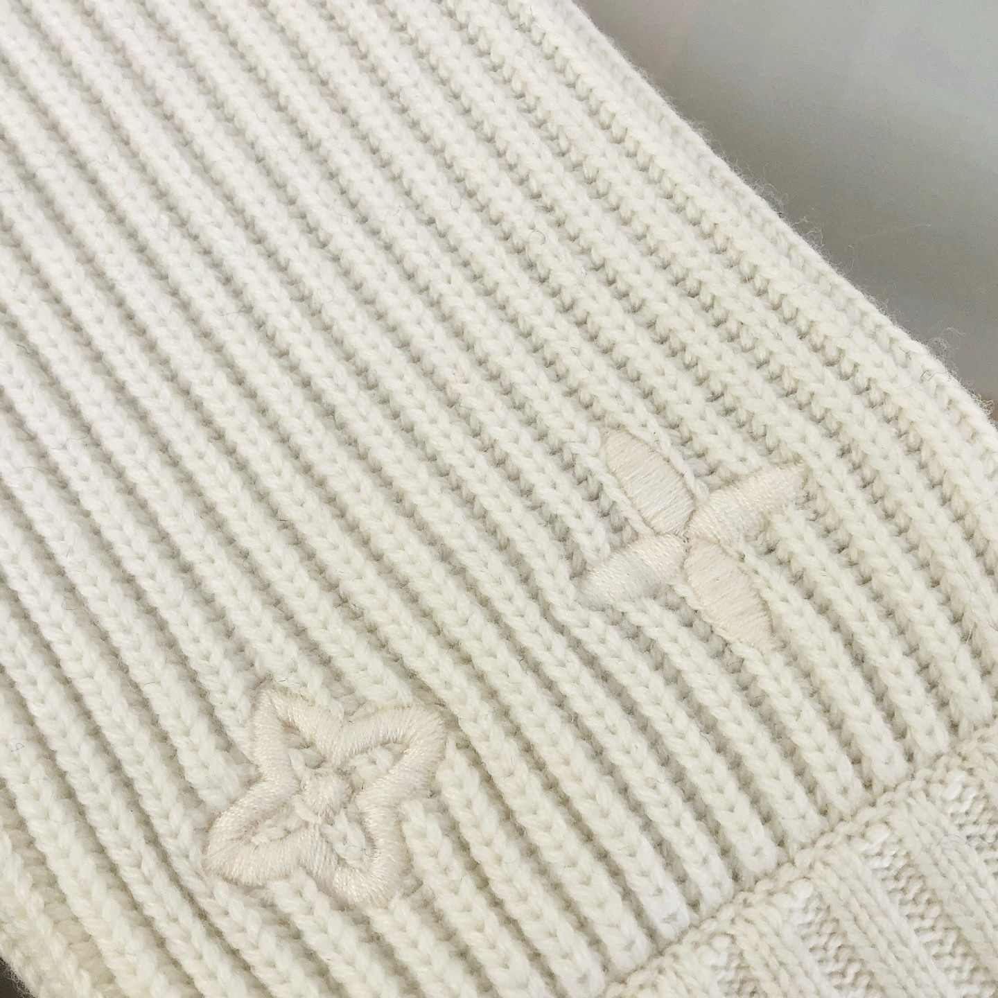 💰450🀄️   Louis Vuitton路易威登
独家得物版本  LV MONOGRAM 毛巾布棒球夹克
本款棒球夹克以丰盈毛绒混纺 Monogram 
毛巾布塑造衣身  与罗纹针织长袖构筑视觉反差
衣领与腰带处条纹焕发运动风范
耀目纽扣完善整体  舒适构型成就冬日造型佳选
男女同款  官网一比一可卖得物