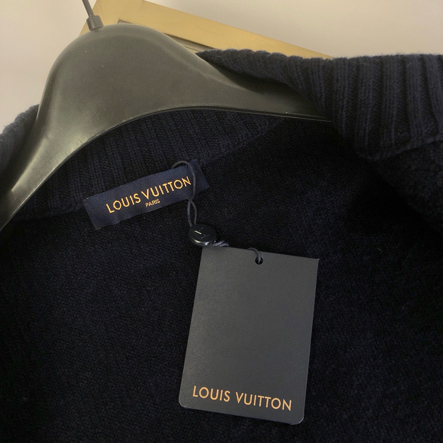 💰450🀄️   Louis Vuitton路易威登
独家得物版本  LV MONOGRAM 毛巾布棒球夹克
本款棒球夹克以丰盈毛绒混纺 Monogram 
毛巾布塑造衣身  与罗纹针织长袖构筑视觉反差
衣领与腰带处条纹焕发运动风范
耀目纽扣完善整体  舒适构型成就冬日造型佳选
男女同款  官网一比一可卖得物
