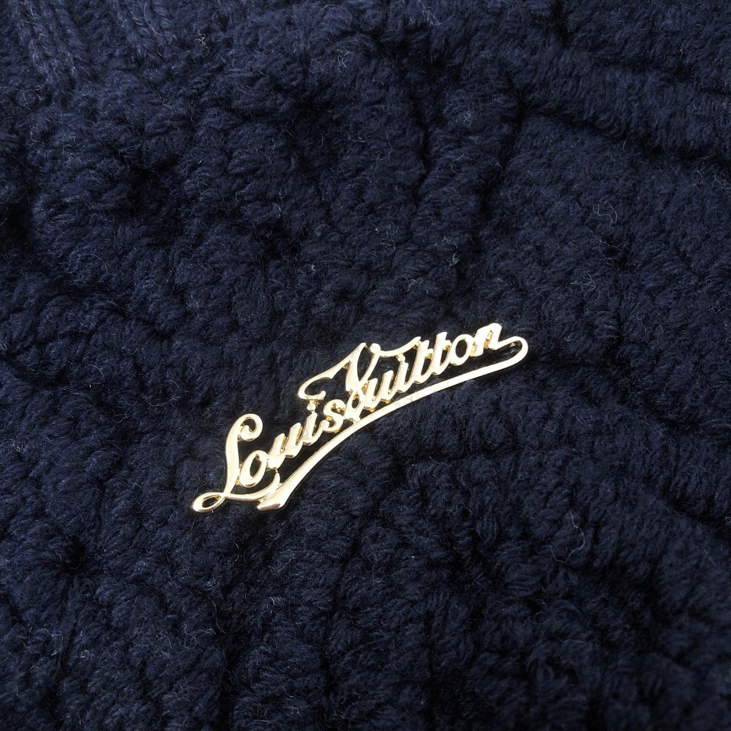 💰450🀄️   Louis Vuitton路易威登
独家得物版本  LV MONOGRAM 毛巾布棒球夹克
本款棒球夹克以丰盈毛绒混纺 Monogram 
毛巾布塑造衣身  与罗纹针织长袖构筑视觉反差
衣领与腰带处条纹焕发运动风范
耀目纽扣完善整体  舒适构型成就冬日造型佳选
男女同款  官网一比一可卖得物