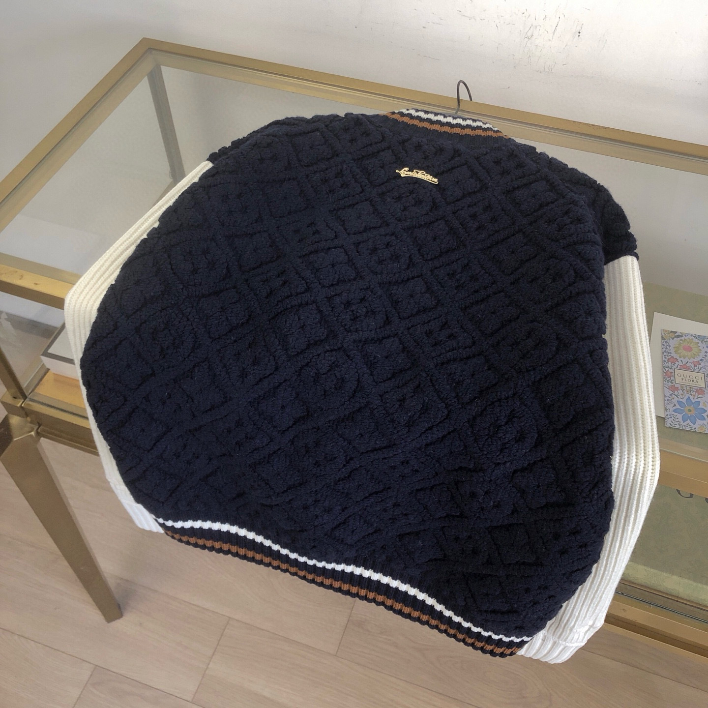 💰450🀄️   Louis Vuitton路易威登
独家得物版本  LV MONOGRAM 毛巾布棒球夹克
本款棒球夹克以丰盈毛绒混纺 Monogram 
毛巾布塑造衣身  与罗纹针织长袖构筑视觉反差
衣领与腰带处条纹焕发运动风范
耀目纽扣完善整体  舒适构型成就冬日造型佳选
男女同款  官网一比一可卖得物