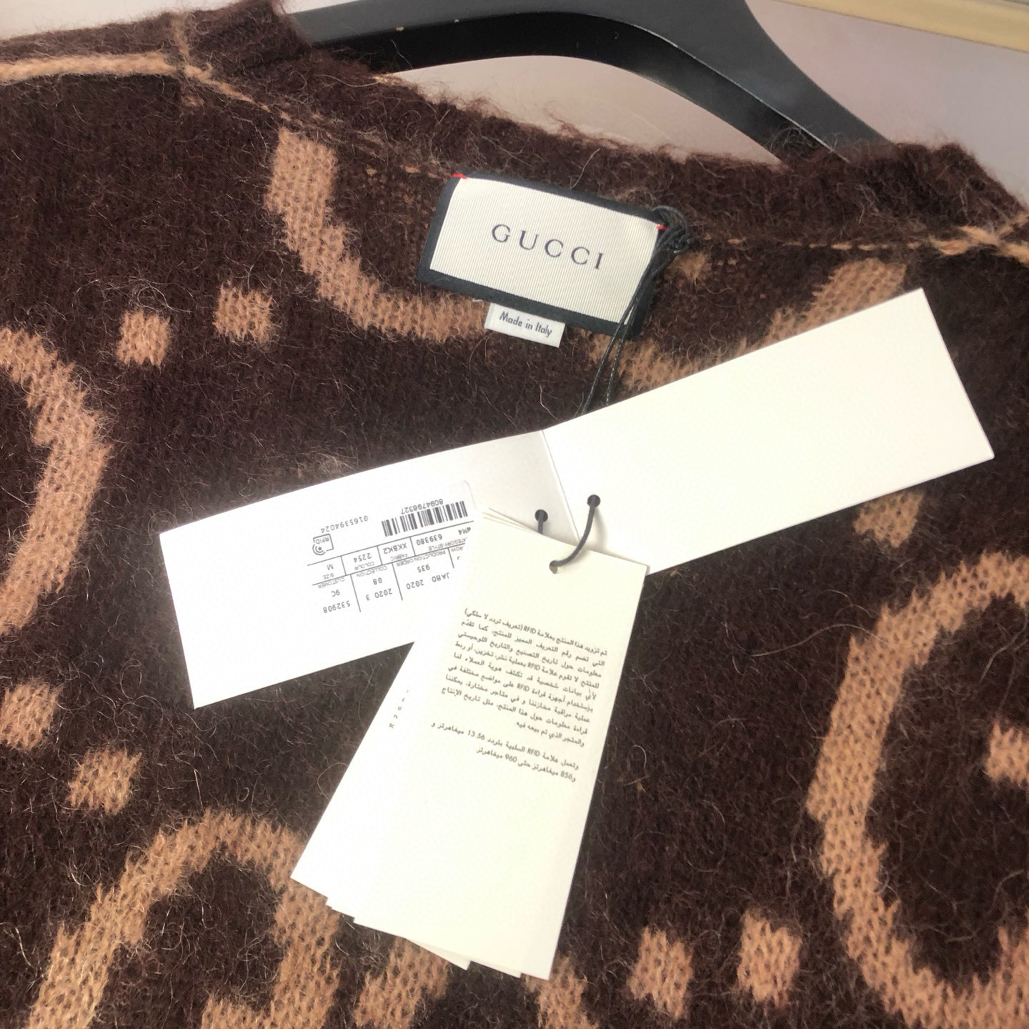 💰370🀄️   GUCCl古驰
独家得物版本  gucci新款马海毛毛衣
整体版型是偏宽松慵懒   通过袖子来缔造空间感
总是能让人在举手投足间都轻松又自在
颜色定染是让人难以抗拒的枣红和驼色的搭配
很秋冬的配色  高级审美的那一卦
弱化视觉上的沉闷厚重气息  温润有型
V领的设计可以露出内搭服装的造型  整体叠穿很有层次感  双G logo大小比例完全1:1还原
每一个细节都竭尽所能做到最好
材质是马海毛羊毛混纺  软糯而又通透
它所特有的毛茸茸效果  很完美地淡化了宽松针织衫的量感  在别致中又额外添置了几分随性和慵懒
廓形版型面料都不会出错  时髦却又融入日常感
谁穿谁都能穿出&ldquo;纸板式慵懒感&rdquo;  上身温柔优雅
自带柔光滤镜  所展露出的最放松的模样
就是你最美的模样
男女同款  官网一比一可卖得物