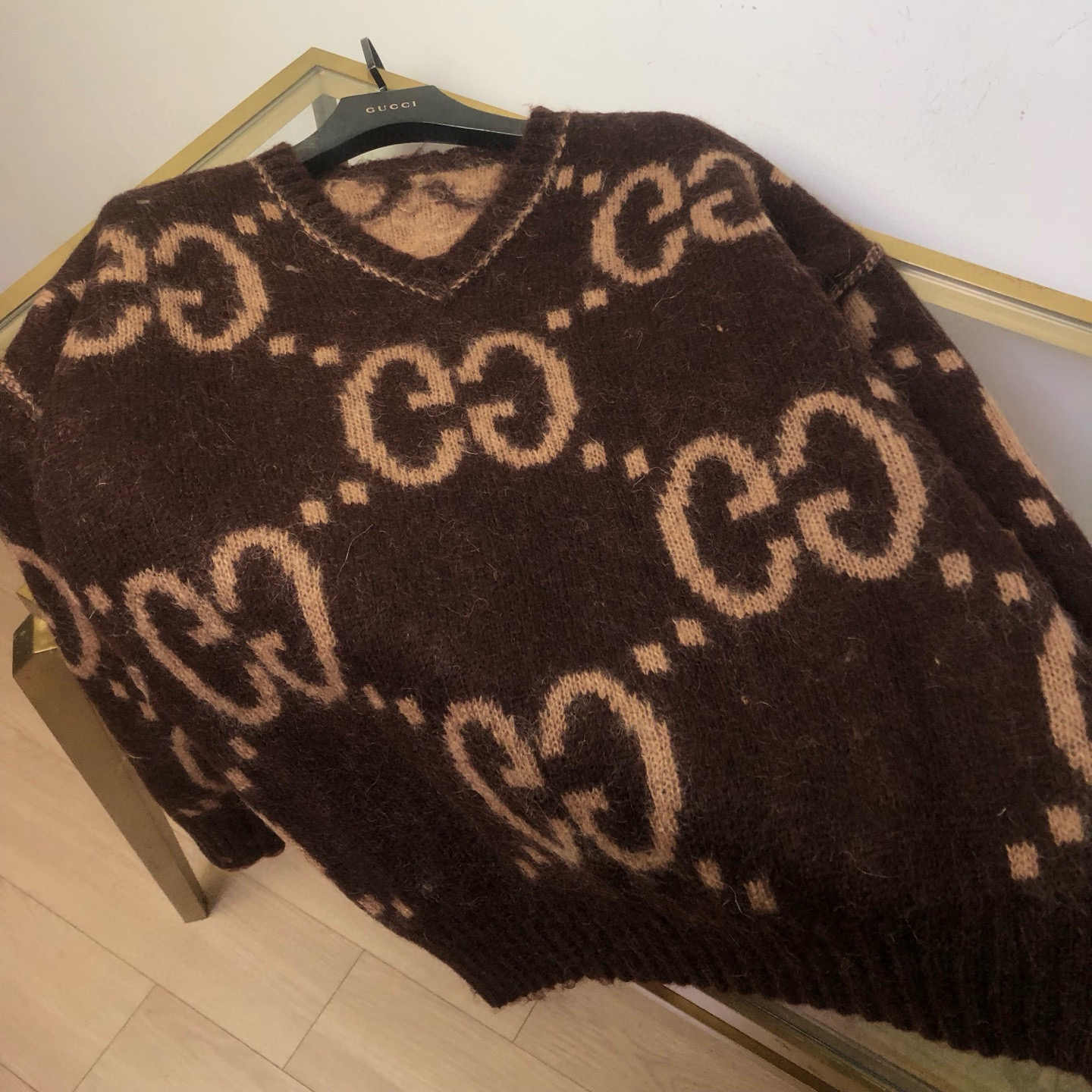 💰370🀄️   GUCCl古驰
独家得物版本  gucci新款马海毛毛衣
整体版型是偏宽松慵懒   通过袖子来缔造空间感
总是能让人在举手投足间都轻松又自在
颜色定染是让人难以抗拒的枣红和驼色的搭配
很秋冬的配色  高级审美的那一卦
弱化视觉上的沉闷厚重气息  温润有型
V领的设计可以露出内搭服装的造型  整体叠穿很有层次感  双G logo大小比例完全1:1还原
每一个细节都竭尽所能做到最好
材质是马海毛羊毛混纺  软糯而又通透
它所特有的毛茸茸效果  很完美地淡化了宽松针织衫的量感  在别致中又额外添置了几分随性和慵懒
廓形版型面料都不会出错  时髦却又融入日常感
谁穿谁都能穿出&ldquo;纸板式慵懒感&rdquo;  上身温柔优雅
自带柔光滤镜  所展露出的最放松的模样
就是你最美的模样
男女同款  官网一比一可卖得物