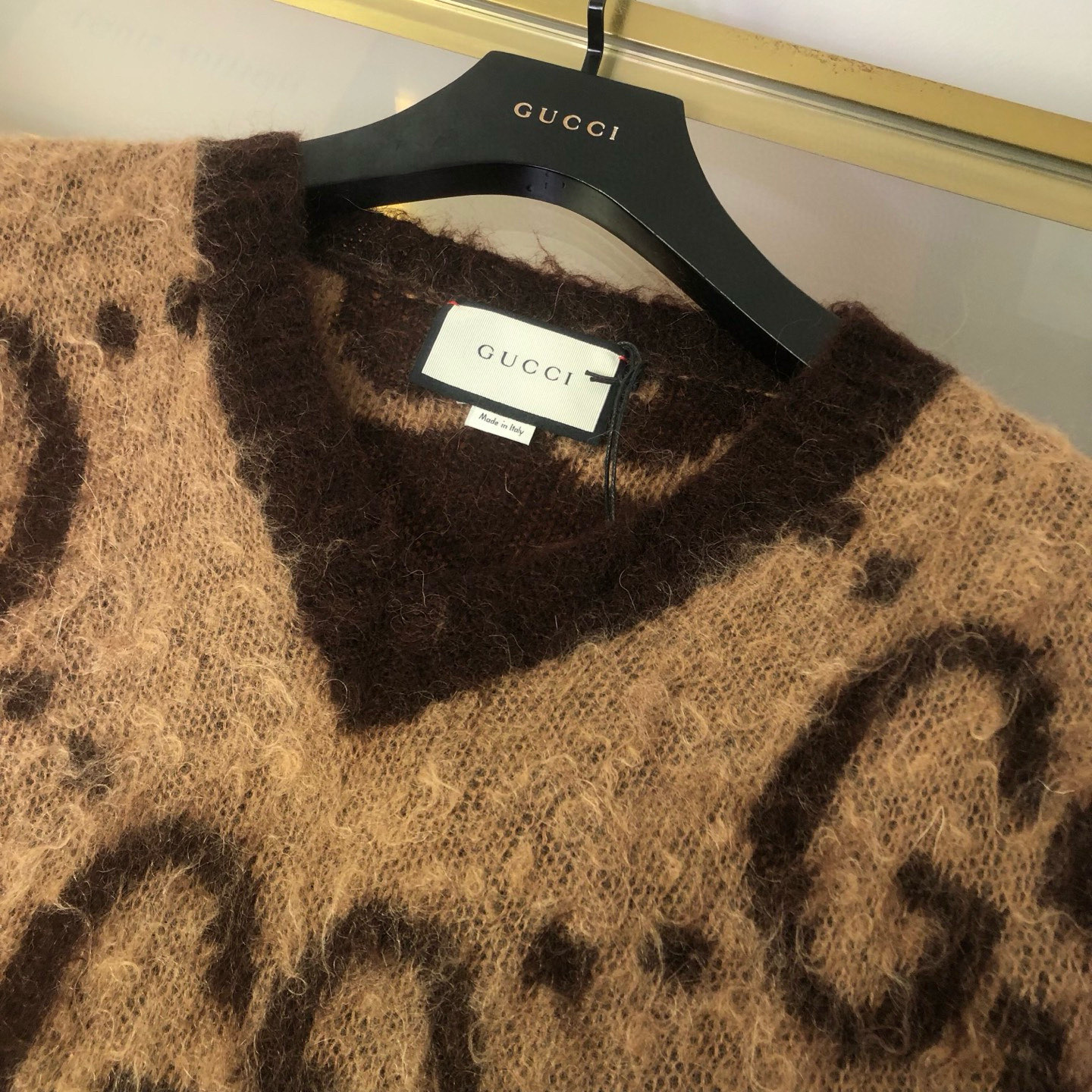 💰370🀄️   GUCCl古驰
独家得物版本  gucci新款马海毛毛衣
整体版型是偏宽松慵懒   通过袖子来缔造空间感
总是能让人在举手投足间都轻松又自在
颜色定染是让人难以抗拒的枣红和驼色的搭配
很秋冬的配色  高级审美的那一卦
弱化视觉上的沉闷厚重气息  温润有型
V领的设计可以露出内搭服装的造型  整体叠穿很有层次感  双G logo大小比例完全1:1还原
每一个细节都竭尽所能做到最好
材质是马海毛羊毛混纺  软糯而又通透
它所特有的毛茸茸效果  很完美地淡化了宽松针织衫的量感  在别致中又额外添置了几分随性和慵懒
廓形版型面料都不会出错  时髦却又融入日常感
谁穿谁都能穿出&ldquo;纸板式慵懒感&rdquo;  上身温柔优雅
自带柔光滤镜  所展露出的最放松的模样
就是你最美的模样
男女同款  官网一比一可卖得物