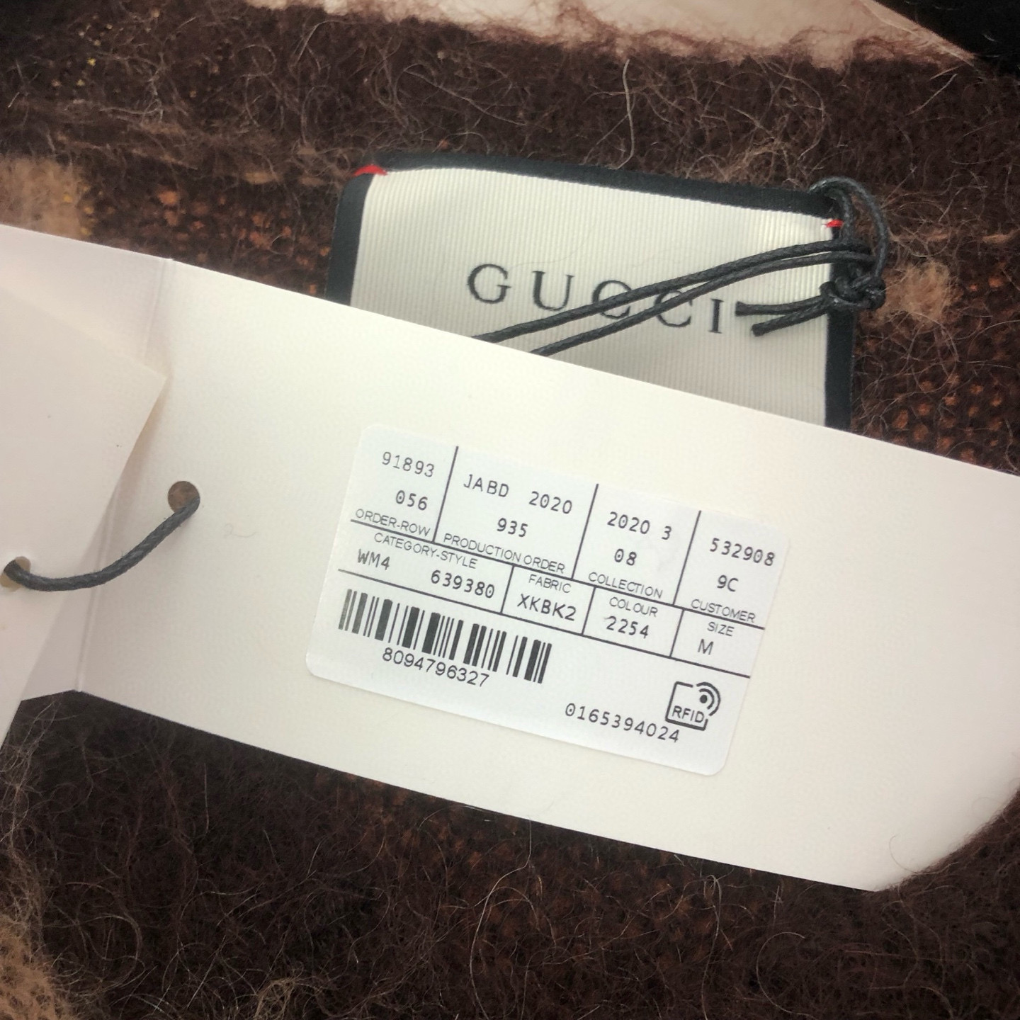 💰370🀄️   GUCCl古驰
独家得物版本  gucci新款马海毛毛衣
整体版型是偏宽松慵懒   通过袖子来缔造空间感
总是能让人在举手投足间都轻松又自在
颜色定染是让人难以抗拒的枣红和驼色的搭配
很秋冬的配色  高级审美的那一卦
弱化视觉上的沉闷厚重气息  温润有型
V领的设计可以露出内搭服装的造型  整体叠穿很有层次感  双G logo大小比例完全1:1还原
每一个细节都竭尽所能做到最好
材质是马海毛羊毛混纺  软糯而又通透
它所特有的毛茸茸效果  很完美地淡化了宽松针织衫的量感  在别致中又额外添置了几分随性和慵懒
廓形版型面料都不会出错  时髦却又融入日常感
谁穿谁都能穿出&ldquo;纸板式慵懒感&rdquo;  上身温柔优雅
自带柔光滤镜  所展露出的最放松的模样
就是你最美的模样
男女同款  官网一比一可卖得物