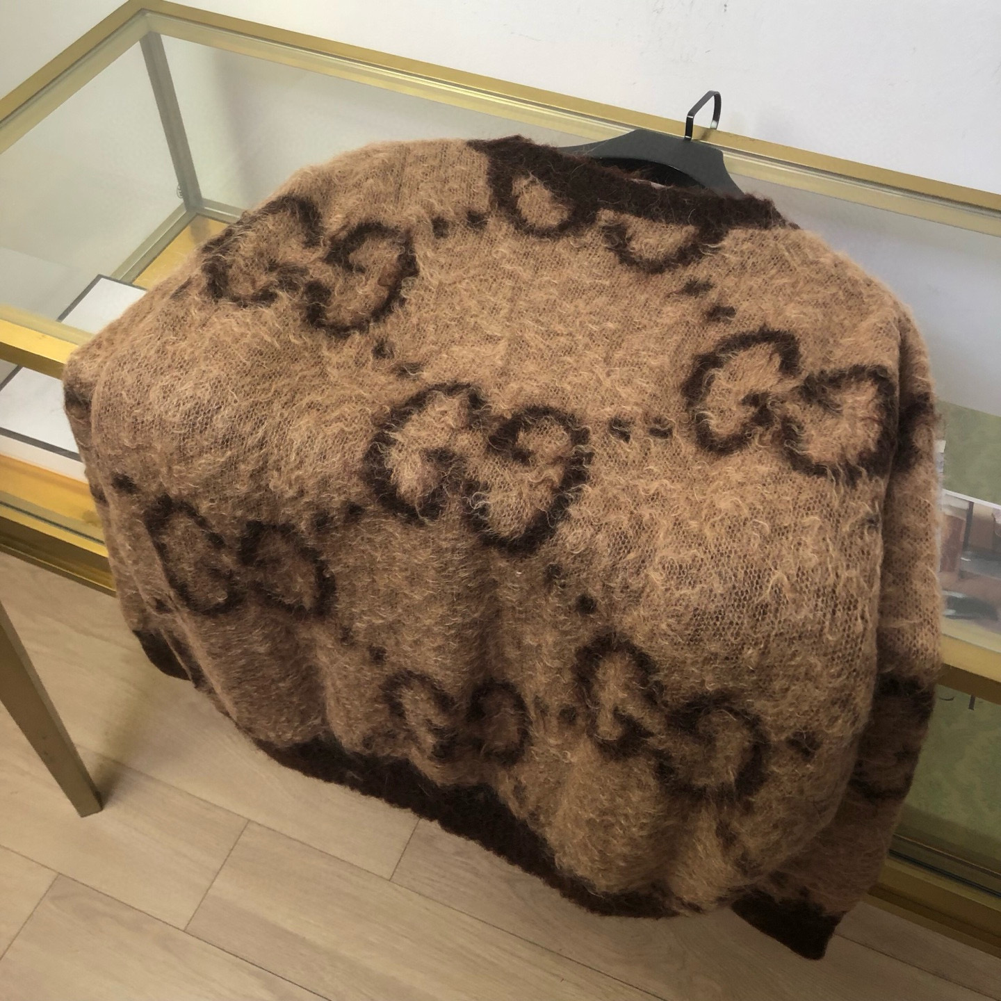 💰370🀄️   GUCCl古驰
独家得物版本  gucci新款马海毛毛衣
整体版型是偏宽松慵懒   通过袖子来缔造空间感
总是能让人在举手投足间都轻松又自在
颜色定染是让人难以抗拒的枣红和驼色的搭配
很秋冬的配色  高级审美的那一卦
弱化视觉上的沉闷厚重气息  温润有型
V领的设计可以露出内搭服装的造型  整体叠穿很有层次感  双G logo大小比例完全1:1还原
每一个细节都竭尽所能做到最好
材质是马海毛羊毛混纺  软糯而又通透
它所特有的毛茸茸效果  很完美地淡化了宽松针织衫的量感  在别致中又额外添置了几分随性和慵懒
廓形版型面料都不会出错  时髦却又融入日常感
谁穿谁都能穿出&ldquo;纸板式慵懒感&rdquo;  上身温柔优雅
自带柔光滤镜  所展露出的最放松的模样
就是你最美的模样
男女同款  官网一比一可卖得物