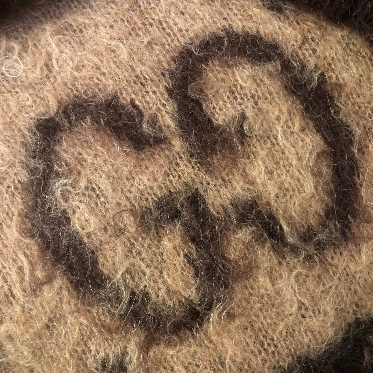 💰370🀄️   GUCCl古驰
独家得物版本  gucci新款马海毛毛衣
整体版型是偏宽松慵懒   通过袖子来缔造空间感
总是能让人在举手投足间都轻松又自在
颜色定染是让人难以抗拒的枣红和驼色的搭配
很秋冬的配色  高级审美的那一卦
弱化视觉上的沉闷厚重气息  温润有型
V领的设计可以露出内搭服装的造型  整体叠穿很有层次感  双G logo大小比例完全1:1还原
每一个细节都竭尽所能做到最好
材质是马海毛羊毛混纺  软糯而又通透
它所特有的毛茸茸效果  很完美地淡化了宽松针织衫的量感  在别致中又额外添置了几分随性和慵懒
廓形版型面料都不会出错  时髦却又融入日常感
谁穿谁都能穿出&ldquo;纸板式慵懒感&rdquo;  上身温柔优雅
自带柔光滤镜  所展露出的最放松的模样
就是你最美的模样
男女同款  官网一比一可卖得物