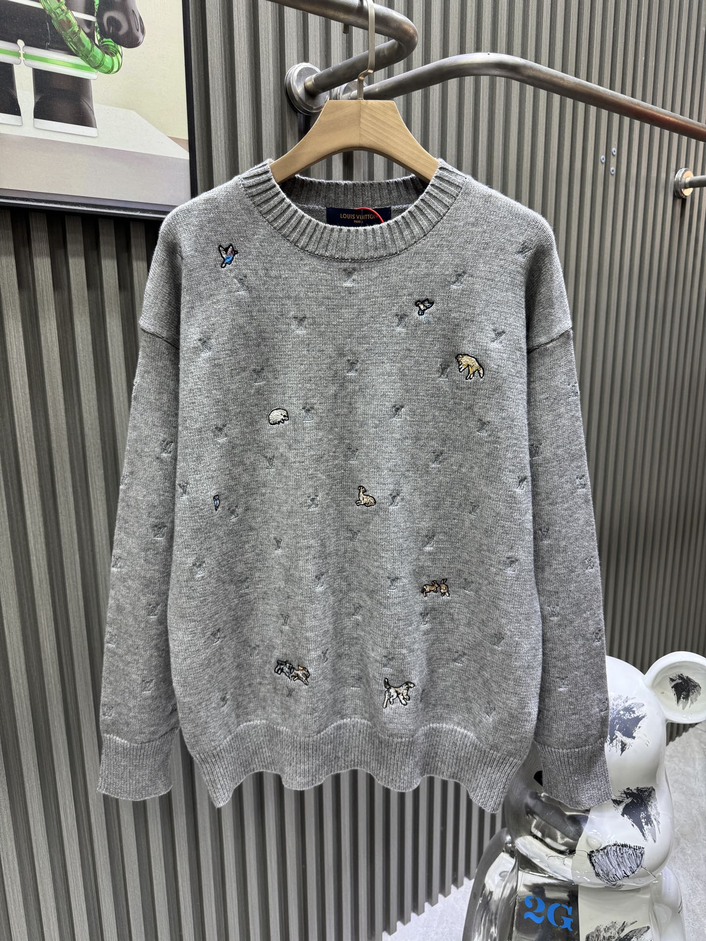 NO:733112,Louis Vuitton Louis Vuitton 1*v full logo small embroidery crew neck sweater. Originally purchased after 15,000. Fei Dong co-branded series. Fixed-dyed sheep wool material. Many small animals are added around the full-flower embroidery. The small animal embroidery technology is outstanding. 7S special custom-woven and fixed-dyed yarn hanging wool tissue weaving. Made of knitted pieces made of sheep wool. The texture of the fabric is clear and rich. The whole set is made with full embroidery technology.  There are about 168 small embroideries. The embroidery uses fixed-dyed matte embroidery thread on the board and the stitch embroidery process. The pattern uses Tajima machine thousands of needle embroidery. The fine stitching method is dense and ultra-high density without whitening. The pattern is clear and the lines and three-dimensional sense are strong to enrich the spatial level of the overall picture. The special cotton wool material is washed and treated. The elastic fiber of the sheep's wool gives the fabric a high degree of resilience, allowing the clothes to maintain a lasting freshness and durability due to its fiber structure and special scale structure.  Sheep wool also has excellent thermal insulation properties and wrinkle resistance, which can keep you warm and show a sense of fashion,,louis vuitton,louis vuitton,sweaters,19860909Louis Vuitton路易威登 1*v满logo小刺绣圆领毛衣 原15,000后购入 菲董联名系列 固色定染绵羊毛材质毛料 满花刺绣周围加了很多小动物 小动物刺绣工艺很突出 7S特种定织定染纱线挂毛组织织布 采用绵羊毛材质针织片 面料的肌理纹路清晰且丰富 全副满绣工艺定位制作 约有168个小刺绣 绣花采用对板定染哑光绣花线搭配挨针绣工艺图案采用田岛机万针刺绣 精细针法绵密 超高密度不露白 图案清晰且线条感和立体感强丰富整体画面空间层次 特殊棉羊毛料洗水处理绵羊毛的弹性纤维赋予织物高度的回弹性 使衣物保持持久的新鲜感和耐久性 由于其纤维结构和特殊的鳞片结构 绵羊毛也具有优异的保暖性能和抗皱性 可以保暖并展现时尚感,,louis vuitton,louis vuitton,sweaters,,Men's clothing