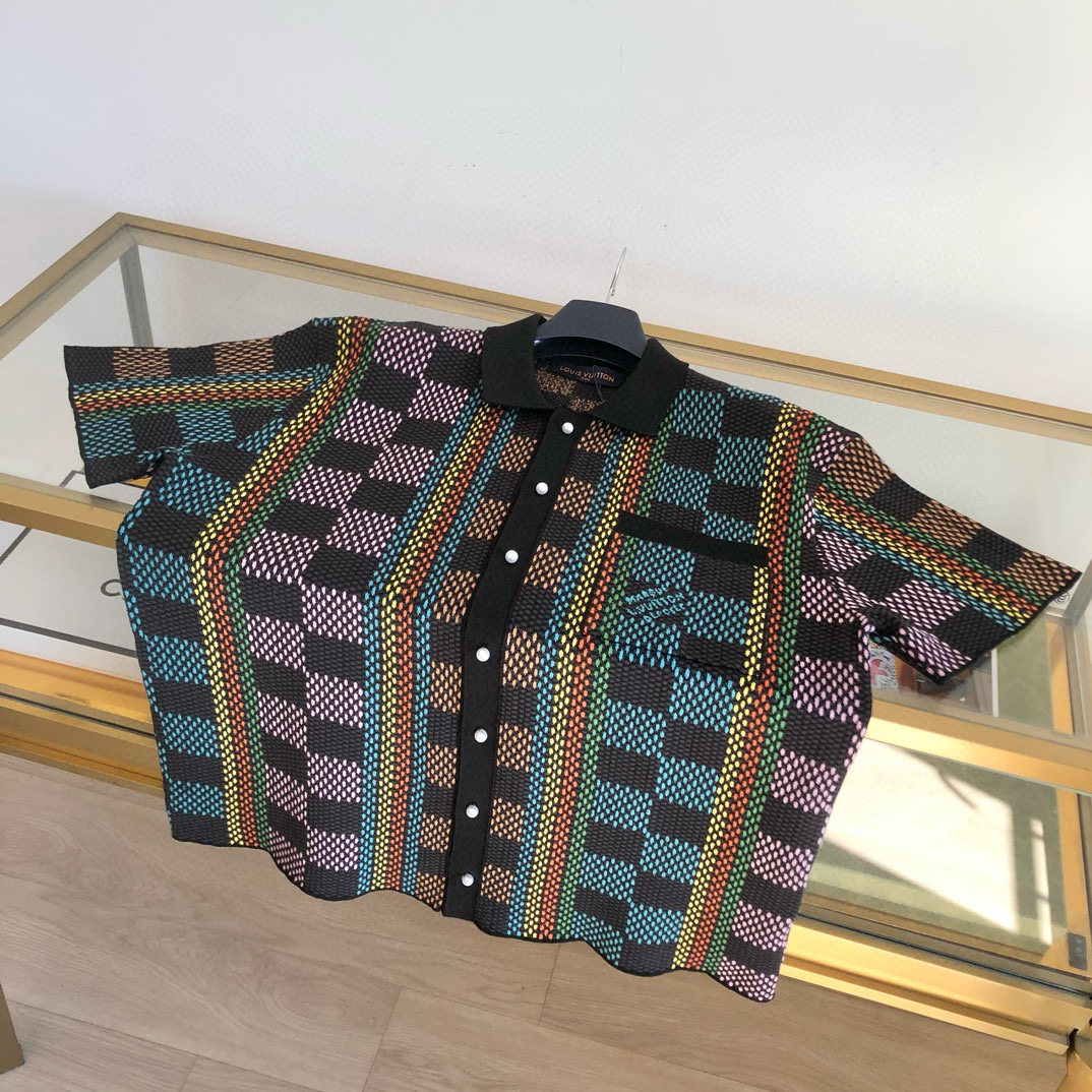 NO:743669,Louis Vuitton Louis Vuitton exclusive version 2026 spring and summer donkey DAMIER cotton knitted short-sleeved shirt exclusive This short-sleeved shirt is made of lightweight cotton knitting. The classic Damier pattern is transformed into a complex jacquard texture. Marque L.Vuitton déposée logo embellishes the chest pocket. Pearlescent buttons reveal a chic atmosphere. Suitable for matching shorts. Standard fit. Full Damier jacquard. Breast pocket embellishment. Marque  L.Vuitton déposée logo Pearlescent button front Top button embellishment LV logo Ribbed collar Cotton Unisex One-to-one sale on the official website, louis vuitton, louis vuitton, louis vuitton, louis vuitton, shorts, shirts, T-shirt,19860909Louis Vuitton路易威登 独家得物版本 2026春夏毛驴DAMIER 棉质针织短袖衬衫独家 本款短袖衬衫取材轻盈棉质针织 将经典 Damier 图案化作繁复提花织纹 Marque L.Vuitton déposée 标识点缀胸袋 珠光纽扣流露别致气息 与同款短裤搭配相宜 标准版型 全幅 Damier 提花 胸袋点缀 Marque L.Vuitton déposée 标识 珠光纽扣前襟 顶端纽扣点缀 LV 标识 罗纹衣领 棉 男女同款 官网一比一可卖得物,,louis vuitton,louis vuitton,louis vuitton,louis vuitton,shorts,shirts,T-shirt,,Men's clothing