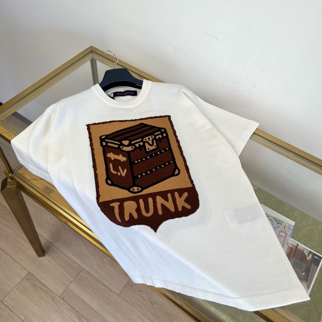 NO:743673,Louis Vuitton Louis Vuitton Exclusive version 2026 LV bag pattern knitted short-sleeve This short-sleeved crew neck shirt is dip-dyed with the classic tones of the brand's traditional hard trunks and painted on the front with intarsia technology, and then the Monogram flower rests on the back and appears calmly on the 2026 spring and summer show. The densely woven cotton knit has a soft texture and can inject fresh vitality into jeans or casual pants. Basic fit Jacquard intarsia brand logo on the front and rear Ribbed collar  Densely spun cotton knitted cotton, same style for men and women, official website offers one-to-one items for sale, louis vuitton, louis vuitton, louis vuitton, jeans, T-shirt,19860909Louis Vuitton路易威登 独家得物版本 2026 LV箱包图案针织短袖 本款短袖圆领衫浸染品牌传统硬箱的经典色调 并以嵌花工艺将其绘于正面 再令 Monogram 花卉栖身背后 从容亮相 2026春夏秀场 密纺棉针织呈现柔软质感 可为牛仔裤或休闲裤注入清新活力 基础版型 前后呈现提花嵌花品牌标 罗纹衣领 密纺棉针织棉 男女同款 官网一比一可卖得物,,louis vuitton,louis vuitton,louis vuitton,jeans,T-shirt,,Men's clothing