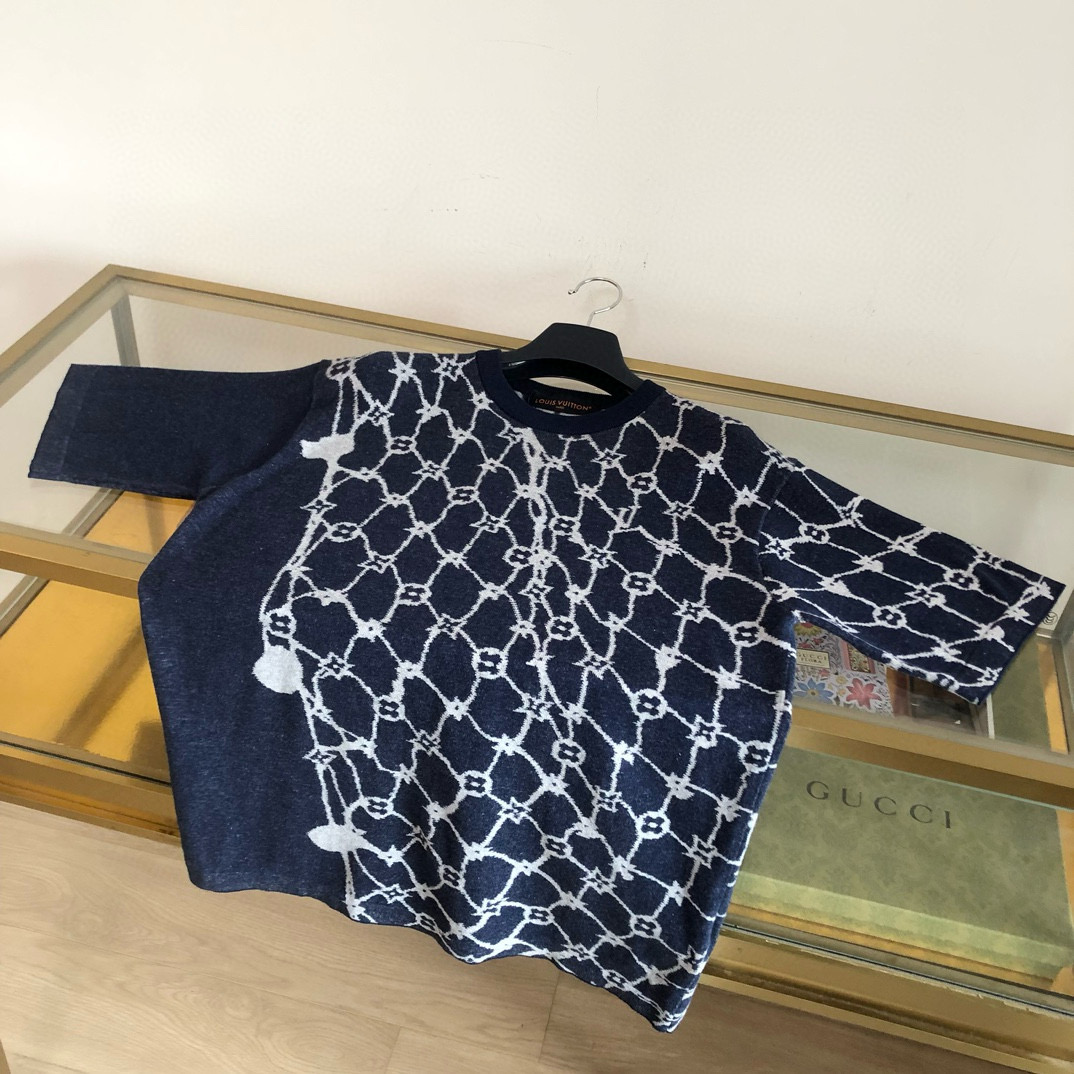 NO:743684,Louis Vuitton Louis Vuitton exclusive version 2026 spring and summer new donkey crew neck knitted T-shirt This cotton short-sleeved crew neck shirt presents a full-length Monogram Fishnet jacquard texture. Its irregular pattern is just like rippling blue waves, reflecting the nautical theme of the season. Suitable for casual trousers or shorts. Standard fit. Full-frame Monogram Fishnet jacquard. Ribbed collar cotton. Same style for men and women. Official website can sell items one to one, Louis Vuitton.  vuitton,louis vuitton,louis vuitton,shorts,T-shirt,tees,t-shirt,19860909Louis Vuitton路易威登 独家得物版本  2026春夏新款毛驴圆领针织T恤 本款棉质短袖圆领衫呈现全幅 Monogram Fishnet 提花织纹 其不规则图案恰似碧波荡漾 映射当季航海主题 与休闲长裤或短裤搭配相宜 标准版型 全幅 Monogram Fishnet 提花 罗纹衣领棉 男女同款 官网一比一可卖得物,,louis vuitton,louis vuitton,louis vuitton,shorts,T-shirt,tees，t-shirt,,Men's clothing