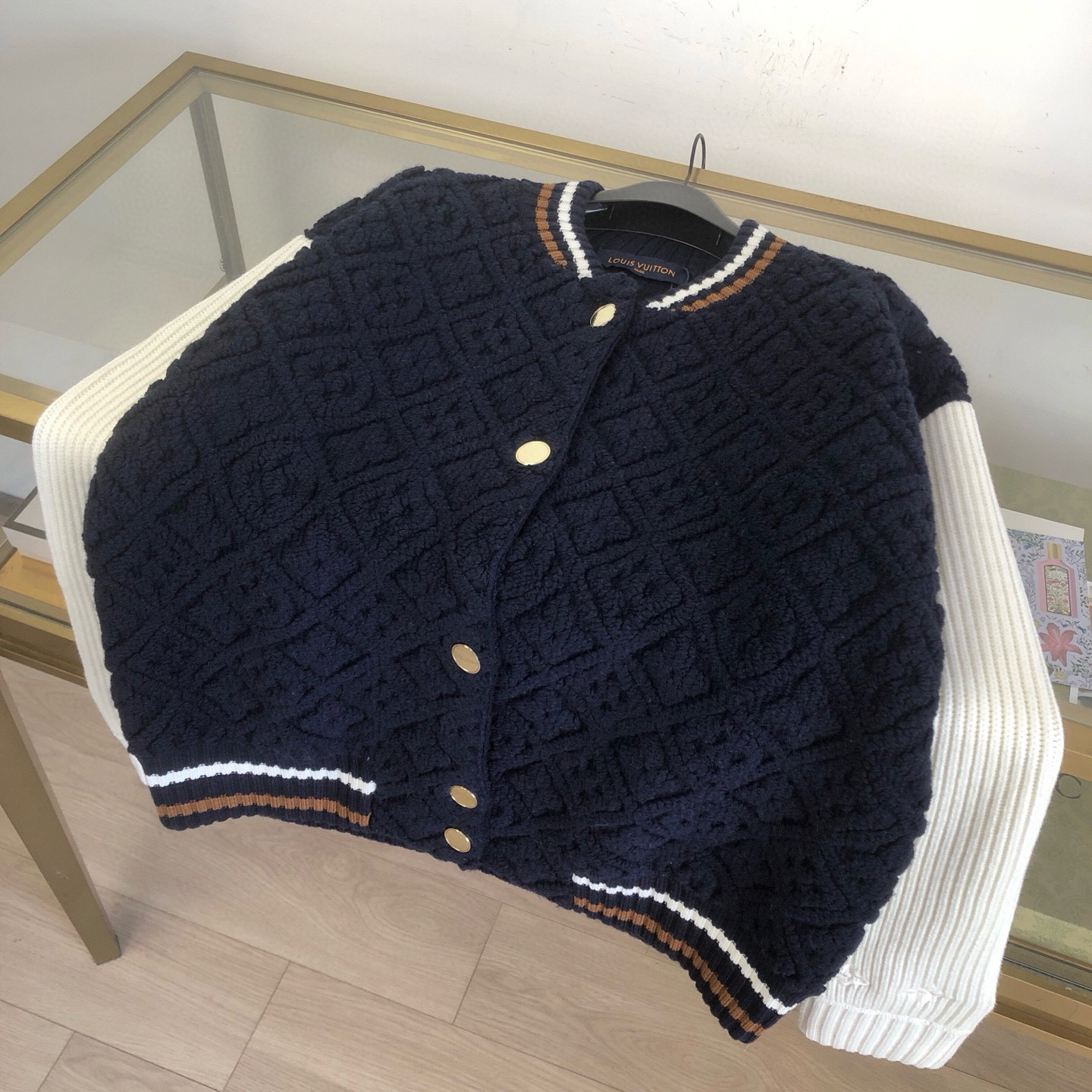 P450 Louis Vuitton路易威登 独家得物版本 LV MONOGRAM 毛巾布棒球夹克 本款棒球夹克以丰盈毛绒混纺 Monogram 毛巾布塑造衣身 与罗纹针织长袖构筑视觉反差 衣领与腰带处条纹焕发运动风范 耀目纽扣完善整体 …