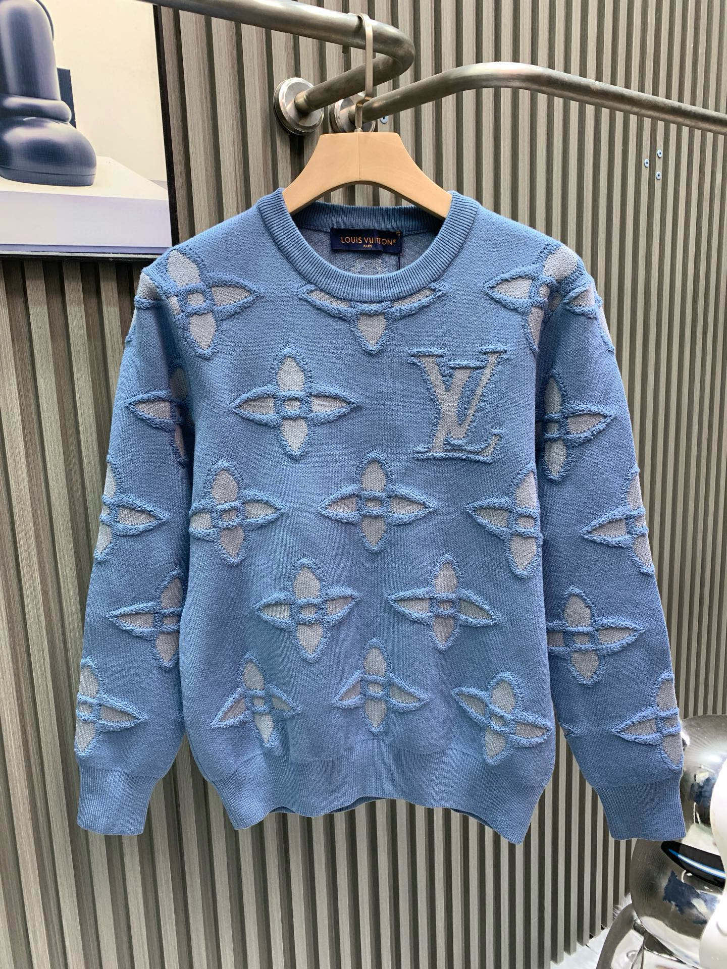 NO:775493,Louis Vuitton Louis Vuitton's 25th autumn and winter latest jacquard knitted pullover sweater is exclusively presented. A sweater with super smooth lines that is very in line with the aesthetic tone. The most basic style has a minimalist and low-key luxury style. The simpler the item in the fashion industry, the easier it is to show a high-end fashion sense. It is a very age-reducing fashion style. A must-have item. A sweater that is very in line with the aesthetic tone of the Lv family. The classic label jacquard elements are interwoven and outlined with yarn-dyed craftsmanship, and are perfectly integrated into the fabric.  It is completely integrated and contrasts with the color outside. The vision is quite elegant and fashionable. It is noble and elegant. It is full of charm. From the main fabric to the detailed craftsmanship, everything shows the ingenuity of the fashion. It interprets the essence of fashion to the extreme. It has both warmth and warmth. It is suitable for autumn and winter. It is suitable for the current seasonal climate. The texture is dense and light, full of elasticity and drape. It feels soft and waxy. It is skin-friendly and warm, bringing the most comfortable wearing experience.  The full-width brand pattern design and jacquard design are completely customized according to the original measurements. The texture of the imported wool is very comfortable and delicate. The yarn feels soft and waxy. It is skin-friendly and soft. The all-over logo jacquard design makes the style personalized and fashionable. It is gender-neutral and unisex. The fabric is fluffy and soft. It has a perfect sense of laziness. It is very practical to wear. The sweater is loose enough to make you look slimmer and taller. It is a durable and durable style in the wardrobe every year. Light blue, Louis vuitton, Louis  vuitton,louis vuitton,louis vuitton,sweaters,19860909Louis Vuitton路易威登 驴牌25秋冬最新款提花针织套头毛衣 独家呈现 超级流畅线条感极符合美学基调的一款毛衣 最基础的款式以极简低调的奢华风格 在时尚界越简单的单品 越极易彰显出高级时髦感 极具减龄时髦款式 必入单品 极符合驴家美学基调的一款毛衣 经典标签化的提花元素 以色织工艺形态交织勾勒而成 完美融入到面料当中 浑然一体 且与外面的色调形成反差 视觉相当雅致时髦 高贵而优雅 细品韵味十足 从主体面料到细节工艺无一不彰显时装的匠心所在 将时装的精髓阐释到极致 保暖性兼具 适合于秋冬 适合当下的季节气候 质感绵密轻盈 弹力与垂坠感十足 触感软糯 亲肤保暖 带来最极致舒适的穿着享受 全幅品牌图案设计提花设计完全根据原版度量定制 进口毛料质感非常舒适 细腻手感 纱线触感偏软糯风格 亲肤轻柔 满身logo提花设计 使得款式个性又时尚 无性别男女同款 面料蓬松柔软 慵懒感满分 很实穿 毛衣足够宽松穿上显瘦显高 是衣柜里每年都耐穿耐看的款 浅蓝色,,louis vuitton,louis vuitton,louis vuitton,louis vuitton,sweaters,,Men's clothing