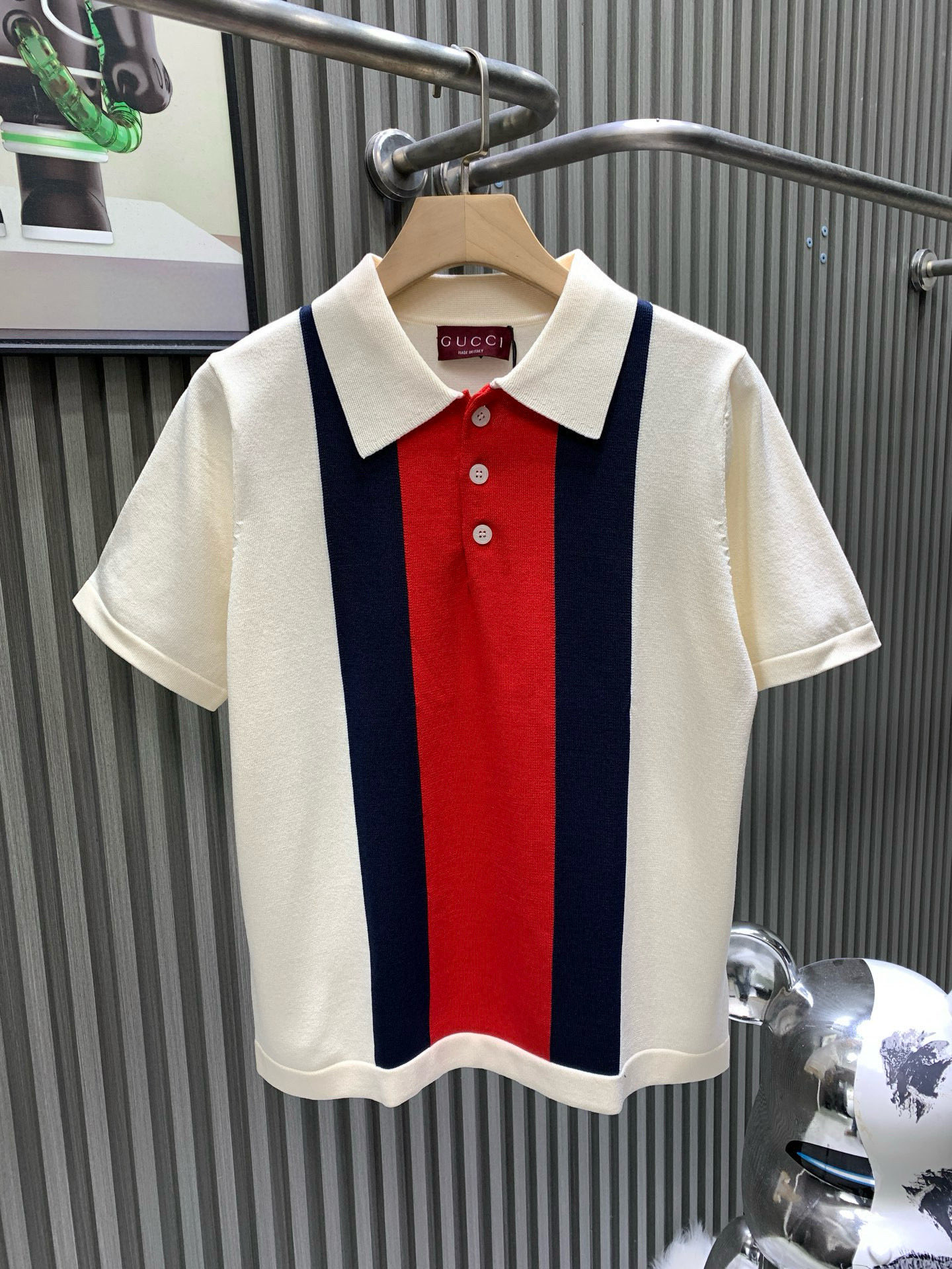 NO:775499,GUCCl Gucci 25ss new spring and summer mercerized cotton knitted short-sleeved, comfortable and breathable short-sleeved lapel T-shirt Polo shirt, paired with knitted shorts of the same style and color. The top-notch luxury goods are coming. It reinterprets the classic elements while superimposing and stacking to create a contemporary atmosphere. The fabric is fully customized and is smoother and more breathable than ordinary. It is very classy. What you play with is the fabric. Those who know the stuff must be very refined and show off their aura.  It will also highlight the sophistication of business men. This is the uniqueness,,gucci,gucci,shorts,T-shirt,tees,t-shirt,19860909GUCCl古驰 25ss春夏新品丝光棉针织短袖 舒适透气短袖翻领T恤Polo衫 搭配同款同色的针织短裤 殿堂级品鉴奢华臻物牛货来袭 重新诠释经典元素的同时 叠加与堆积营造出当代气息 面料全订制工艺 比普通更加爽滑透气 非常显档次 玩的就是面料 懂货的必须入非常精致 显气场 又会凸显商务男士的精致 这就是独到之处,,gucci,gucci,shorts,T-shirt,tees，t-shirt,,Men's clothing