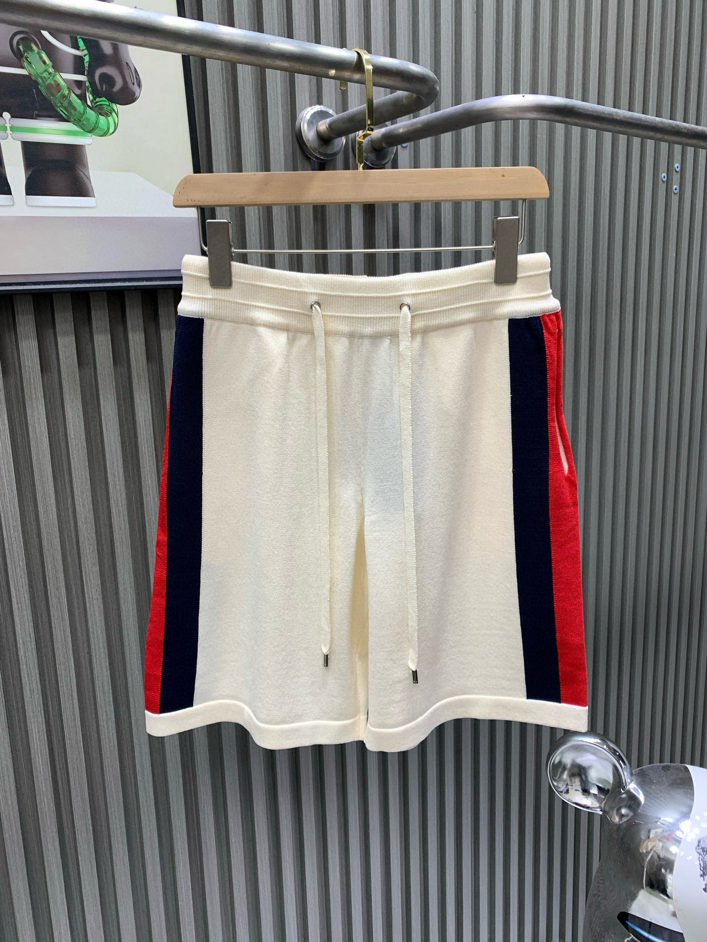 NO:775504,GUCCl Gucci G*U2025ss new summer knitted shorts. Original counter casual shorts. Paired with same-color knitted short sleeves. Luxurious classic brand original LOGO accessories. Best-selling counter. Very comfortable to wear. Low-key yet luxurious. Very classy to wear. Needless to say the trousers style and tailoring. The upper body is exquisite and high-end. First-class top quality materials. Really palace-level casual pants. Made of Turkish cotton.  The quality is outstanding. After heavy washing, the pants are very soft and not picky. The upper body is absolutely stylish. Extremely luxurious, gucci, gucci, shorts, T-shirt,19860909GUCCl古驰 G*U2025ss夏季新款针织短裤 原单专柜休闲短裤 搭配同款同色针织短袖 奢华经典品牌原版LOGO配饰 专柜热销款 身穿着非常舒适 低调不失奢华 穿出去非常有档次 裤型款式和裁剪亦无需多言 上身精致跃然高档一等一顶级质料 真正殿堂级的休闲裤 选用土耳其的全棉 品质卓然,经过重水洗使得裤子很柔软 不挑人 上身绝对的有型 极度奢华,,gucci,gucci,shorts,T-shirt,,Men's clothing