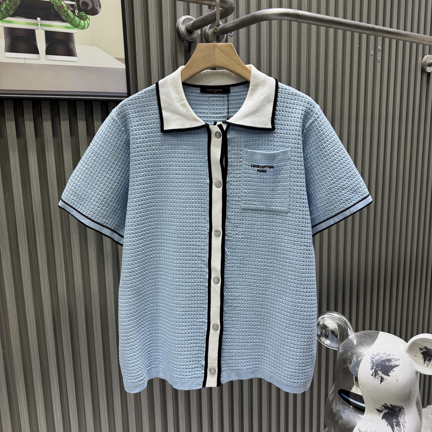 P150 🀄️ Louis Vuitton路易威登 LOUIS VUITTON路易威登华夫格口袋字母刺绣针织短袖 全身采用立体华夫格针织织法 肌理饱满蓬松 透气排汗效果出众 前襟口袋做品牌字母刺绣 针脚细密精致 衣身撞色包边勾勒领部 门…