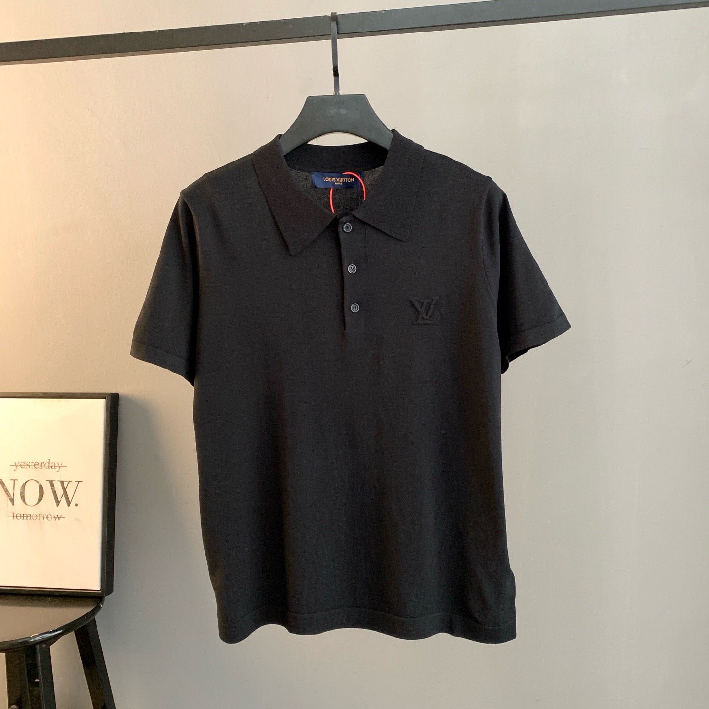 P115 🀄️ Louis Vuitton路易威登 LOUIS VUITTON polo领刺绣标识短袖马球衫 定织细针14针毛织 舒适透气 挺括有型 标志性标识点缀正面 以标识毛衣和衫结合为升华 立体廓形优化身材比例 气质显瘦 时尚百搭…