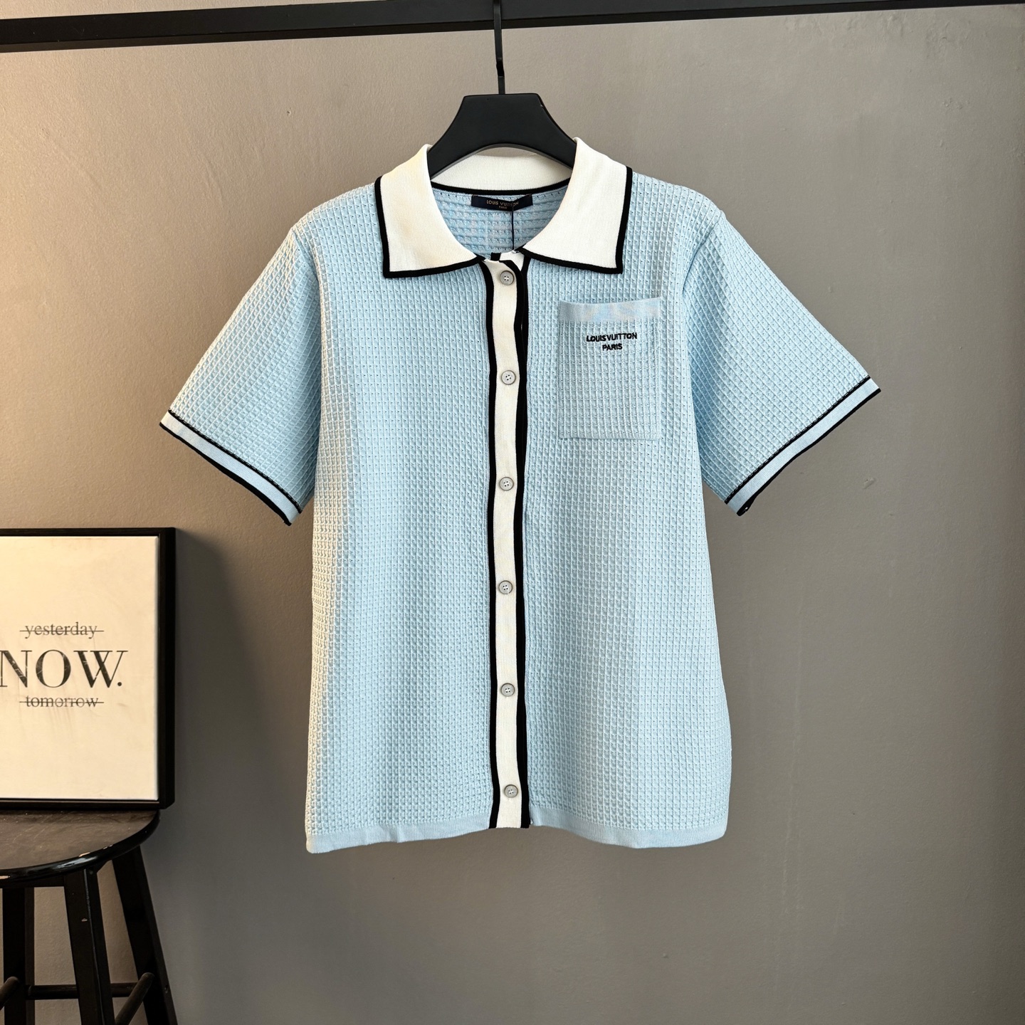 P150 🀄️ Louis Vuitton路易威登 Louis V* 白蓝针织polo，把“松弛贵气”焊在身上了 柜上15100+同款，细节控闭眼冲 自带夏日滤镜的针织 白蓝撞色直接把南法度假感拉满清爽又显贵 关键是我们这版 从面料到细…