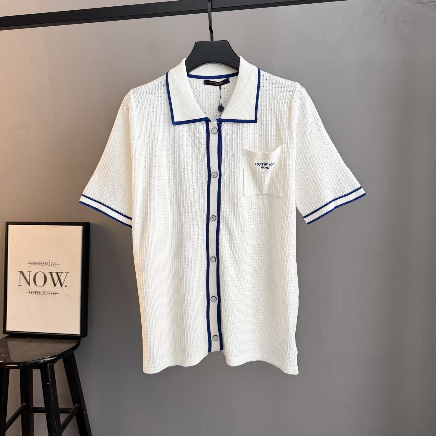 P150 🀄️ Louis Vuitton路易威登 Louis V* 白蓝针织polo，把“松弛贵气”焊在身上了 柜上15100+同款，细节控闭眼冲 自带夏日滤镜的针织 白蓝撞色直接把南法度假感拉满清爽又显贵 关键是我们这版 从面料到细…