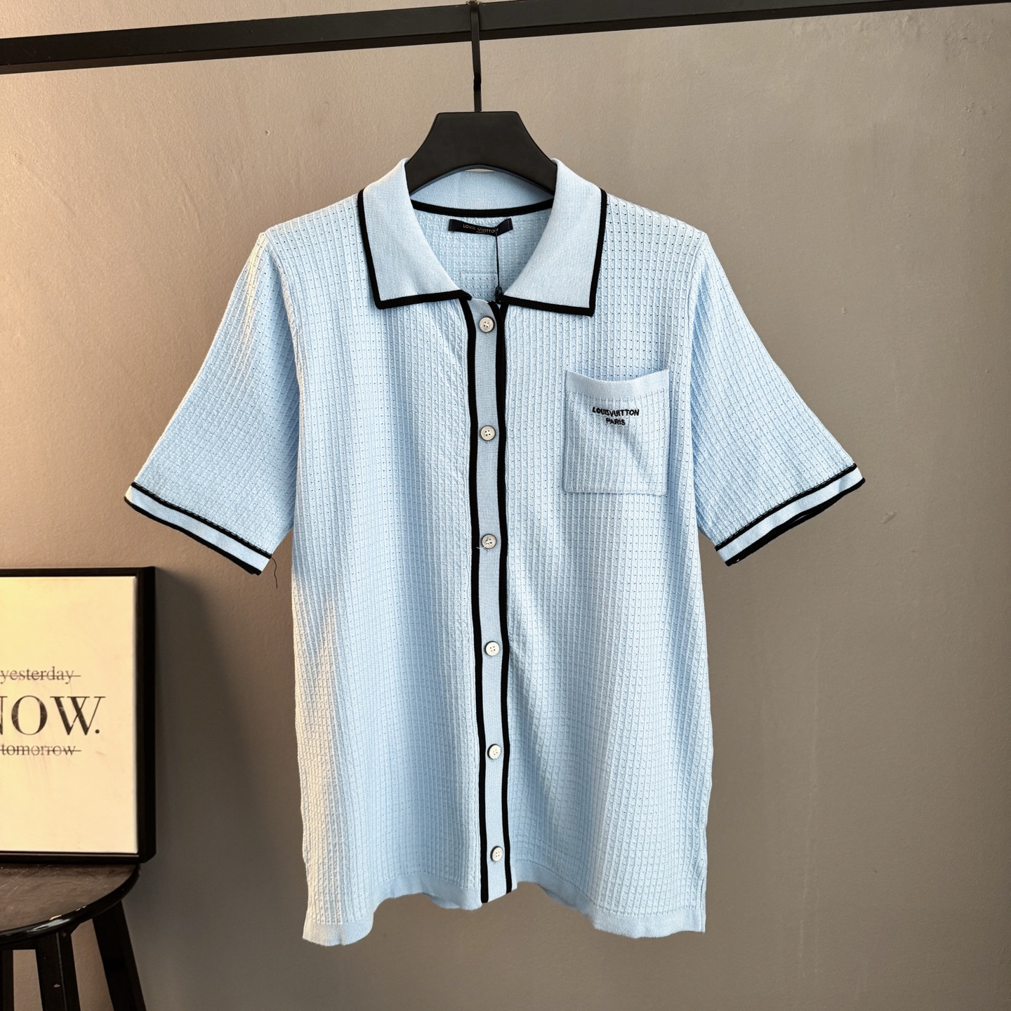 P150 🀄️ Louis Vuitton路易威登 Louis V* 白蓝针织polo，把“松弛贵气”焊在身上了 柜上15100+同款，细节控闭眼冲 自带夏日滤镜的针织 白蓝撞色直接把南法度假感拉满清爽又显贵 关键是我们这版 从面料到细…