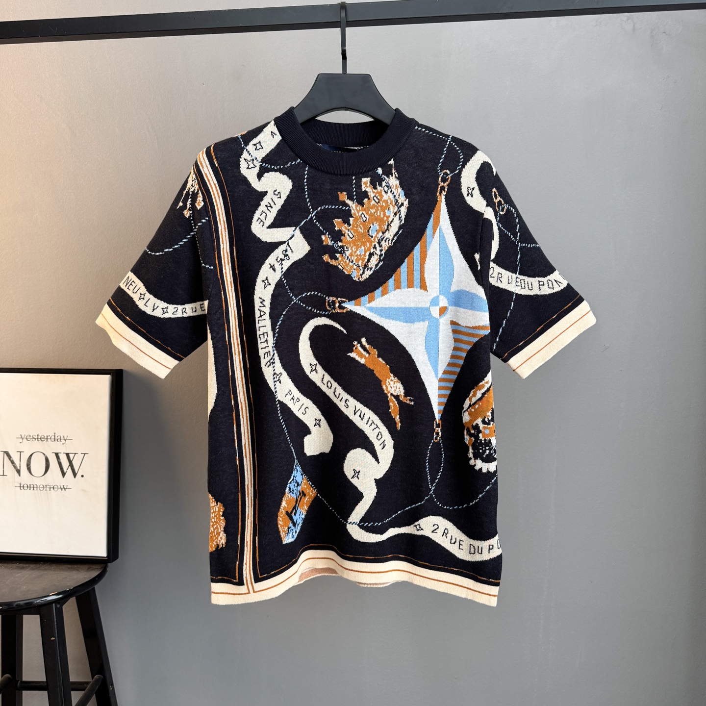 P195 🀄️ Louis Vuitton路易威登 1v路易 26ss 春夏新品皇冠飘带提花针织短袖 采用进口92%棉+8%锦纶高端混纺针织面料 经精密圆机织造 兼具细腻触感与良好弹性 抗皱耐穿不易变形 领口为双层罗纹收边 搭配同色系包…