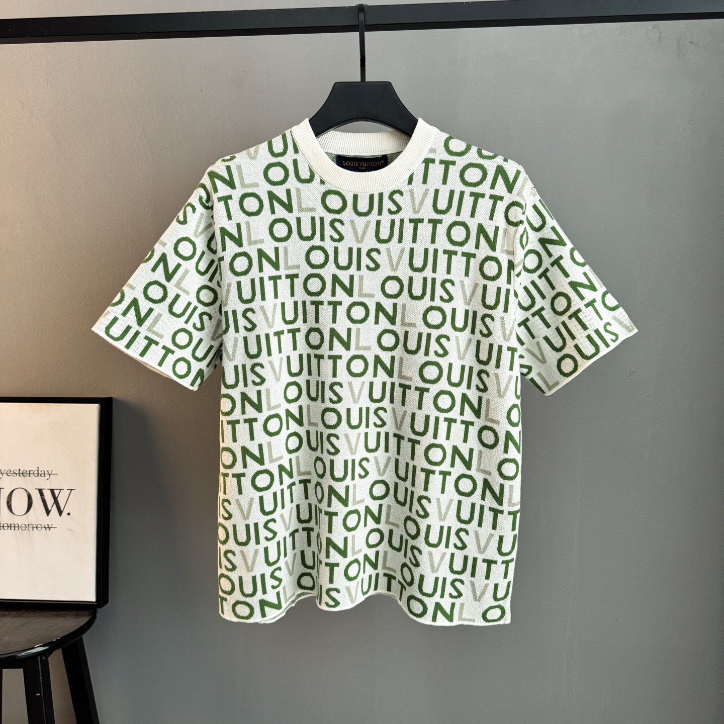 P145 🀄️ Louis Vuitton路易威登 LV 路易26ss春夏新款 满印提花针织短袖 轻奢主义 男女日常通勤穿搭必备单品 正确版本 欢迎对比 详细特征 高粘棉材质毛织 高支棉加入 干爽避免闷热 以精致的嵌花拼布工艺 以柔和的…
