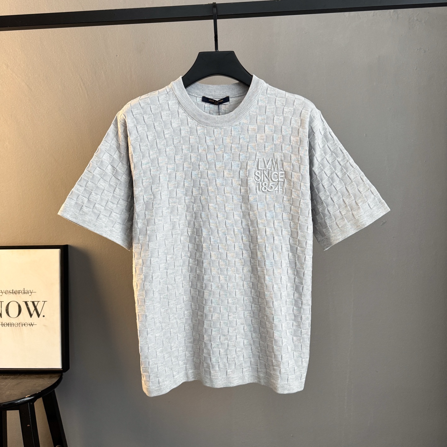 P105 Louis Vuitton路易威登 Camiseta de punto de manga corta con patrón Damier 1V Louis. Serie clásica de damero Damier de l…