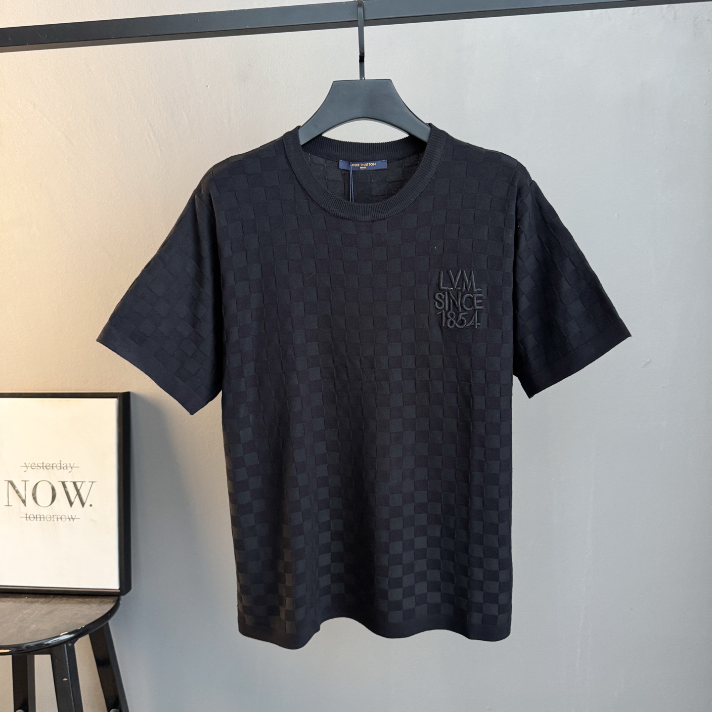 P105 🀄️ Louis Vuitton路易威登 Camiseta de punto de manga corta con patrón Damier 1V Louis. Serie clásica de damero Damier …