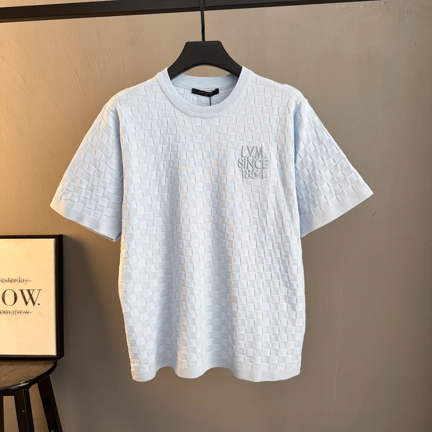 P105 🀄️ Louis Vuitton路易威登 Camiseta de punto de manga corta con patrón Damier 1V Louis. Serie clásica de damero Damier …