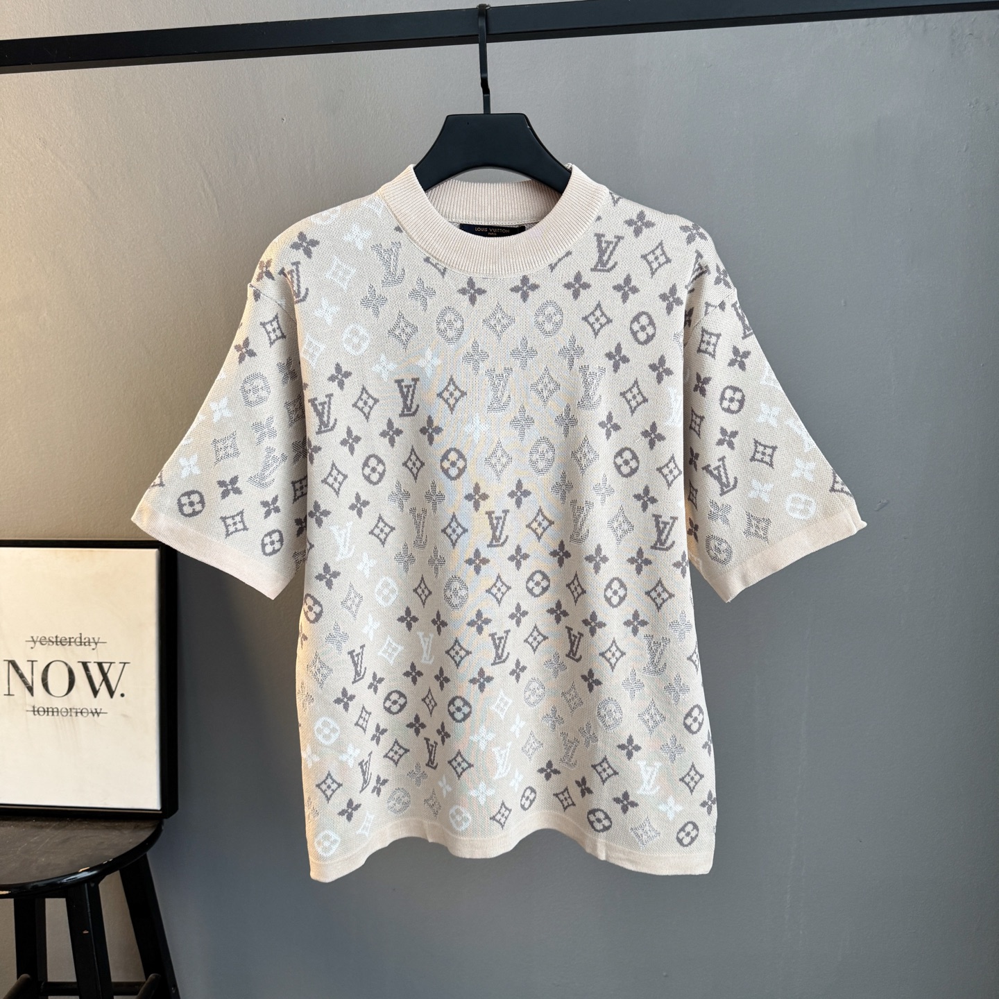 P115 🀄️ Louis Vuitton路易威登 Camiseta de punto de manga corta con estampado jacquard 1V. Exclusivo hilo de algodón peinad…